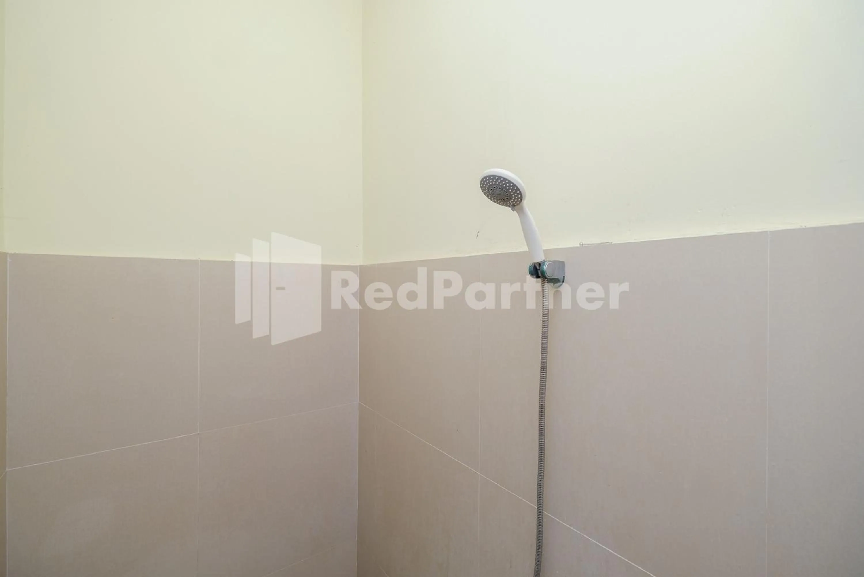 Bathroom in Grand Kencana Guesthouse Syariah near Wisata Bahari Lamongan