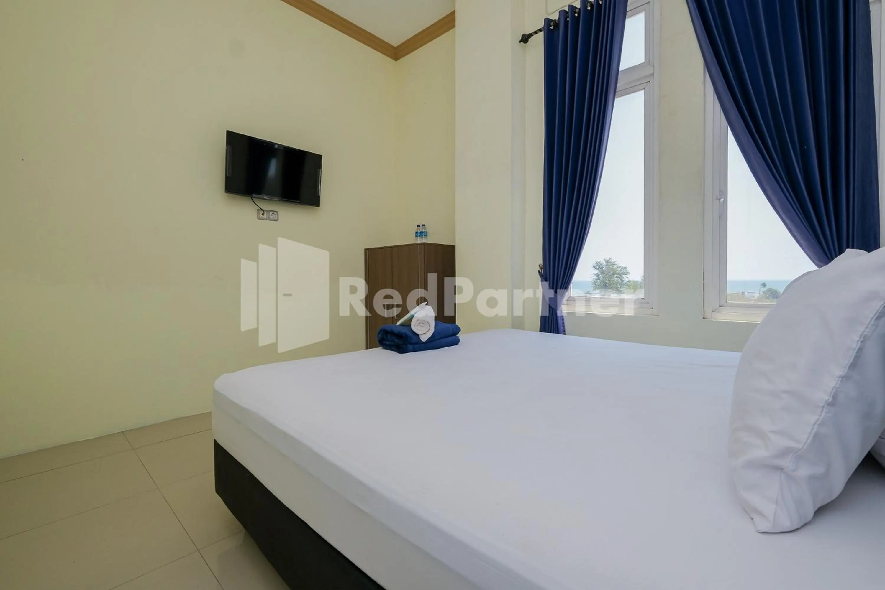 Bed in Grand Kencana Guesthouse Syariah near Wisata Bahari Lamongan
