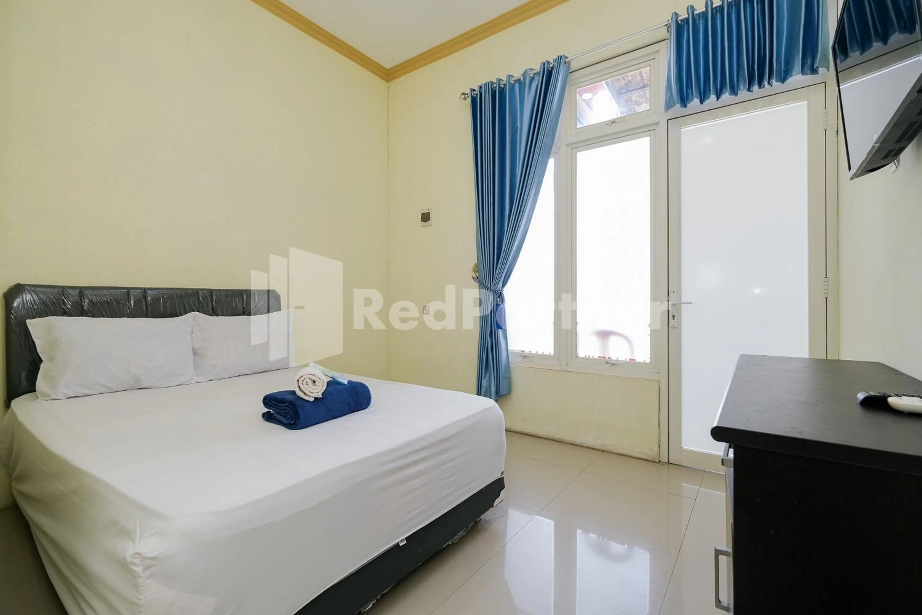 Bed in Grand Kencana Guesthouse Syariah near Wisata Bahari Lamongan