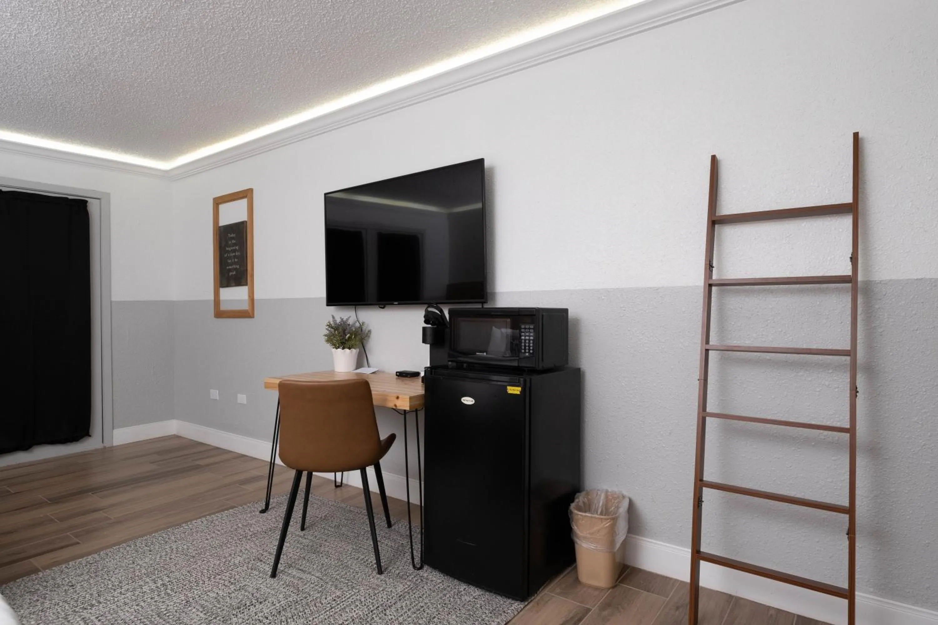 TV and multimedia in Cactus Cove Inn and Suites