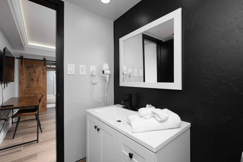 Cactus Cove Inn and Suites