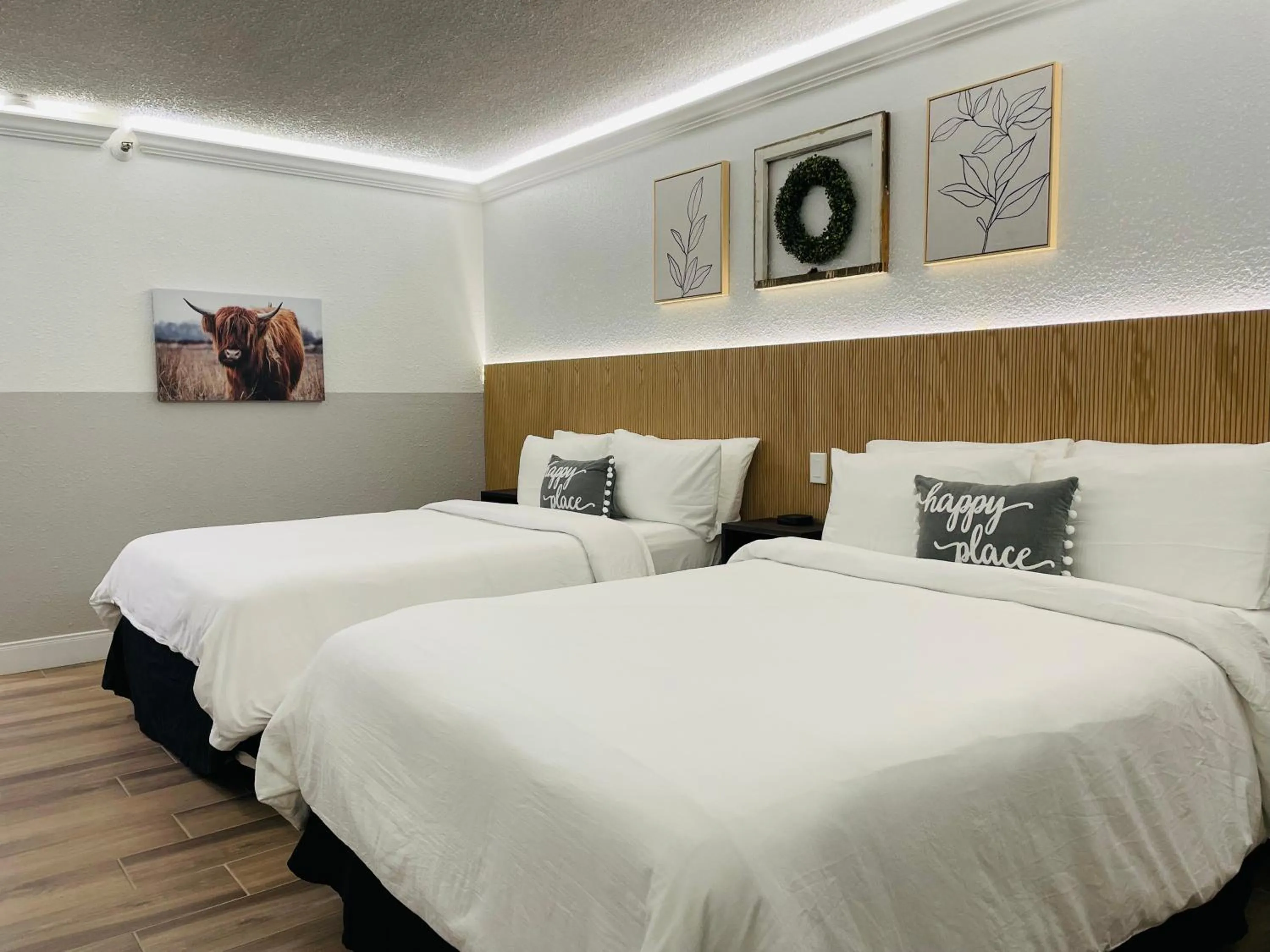 Bed in Cactus Cove Inn and Suites