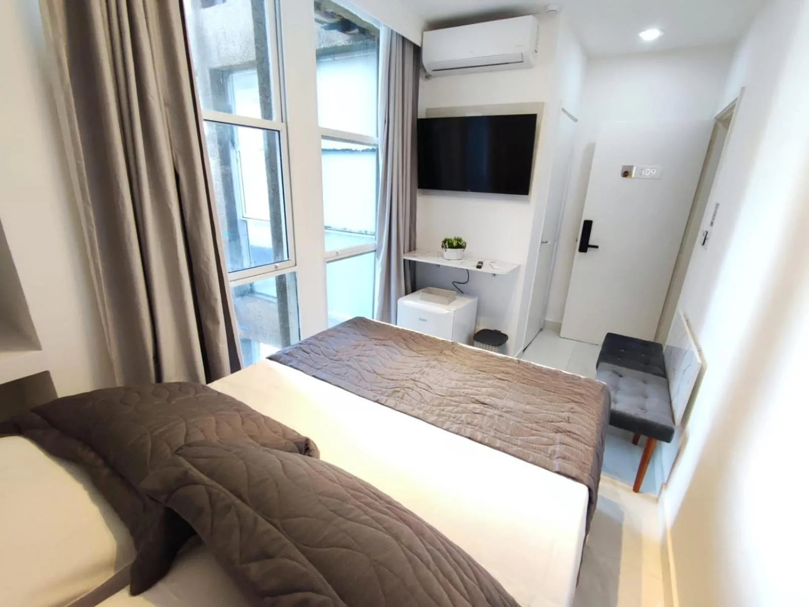 Photo of the whole room, Bed in Grand Hotel Guarujá - A sua Melhor Experiência Beira Mar na Praia!