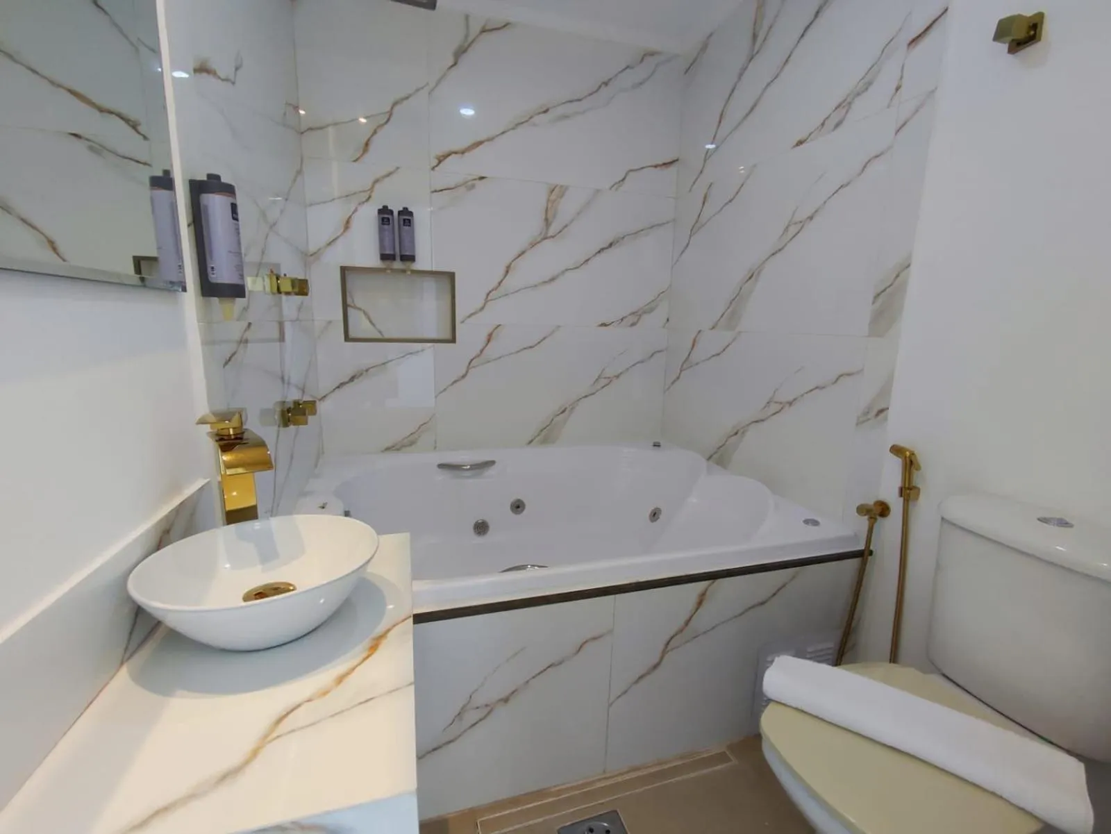 Bathroom in Grand Hotel Guarujá - A sua Melhor Experiência Beira Mar na Praia!