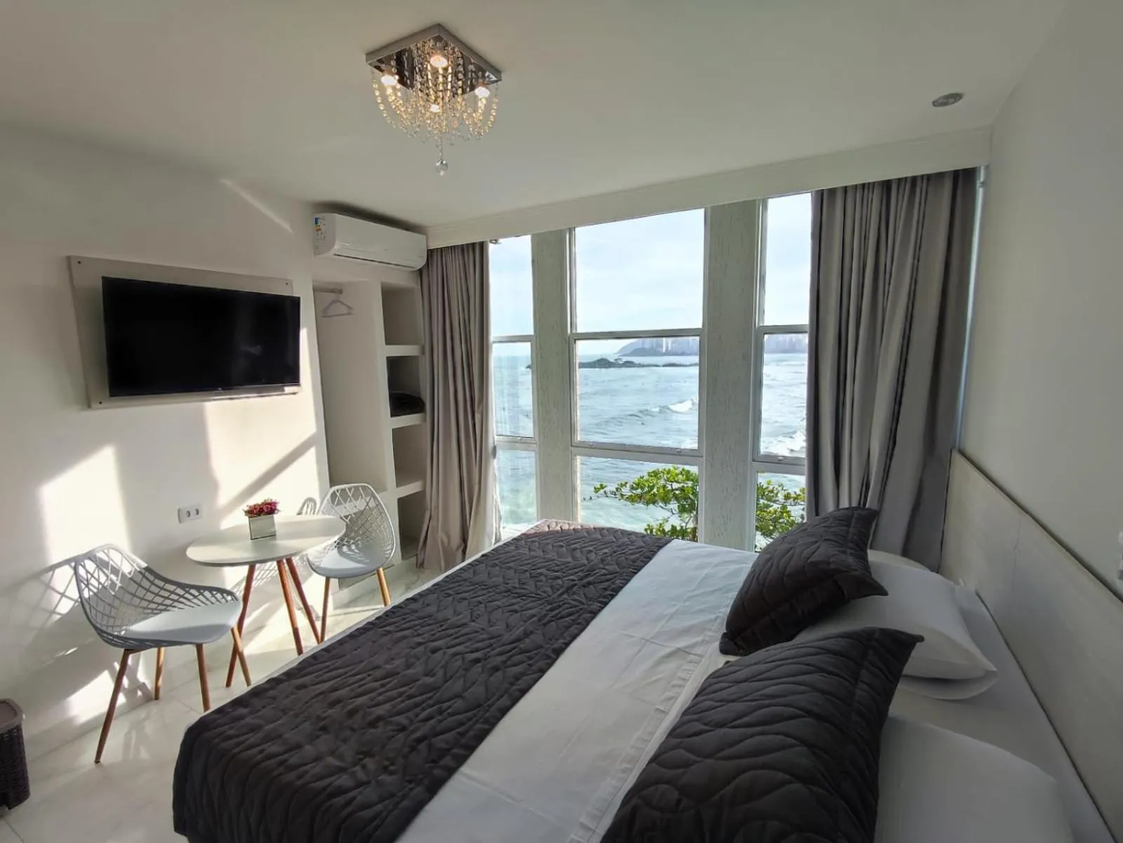 Photo of the whole room, Bed in Grand Hotel Guarujá - A sua Melhor Experiência Beira Mar na Praia!