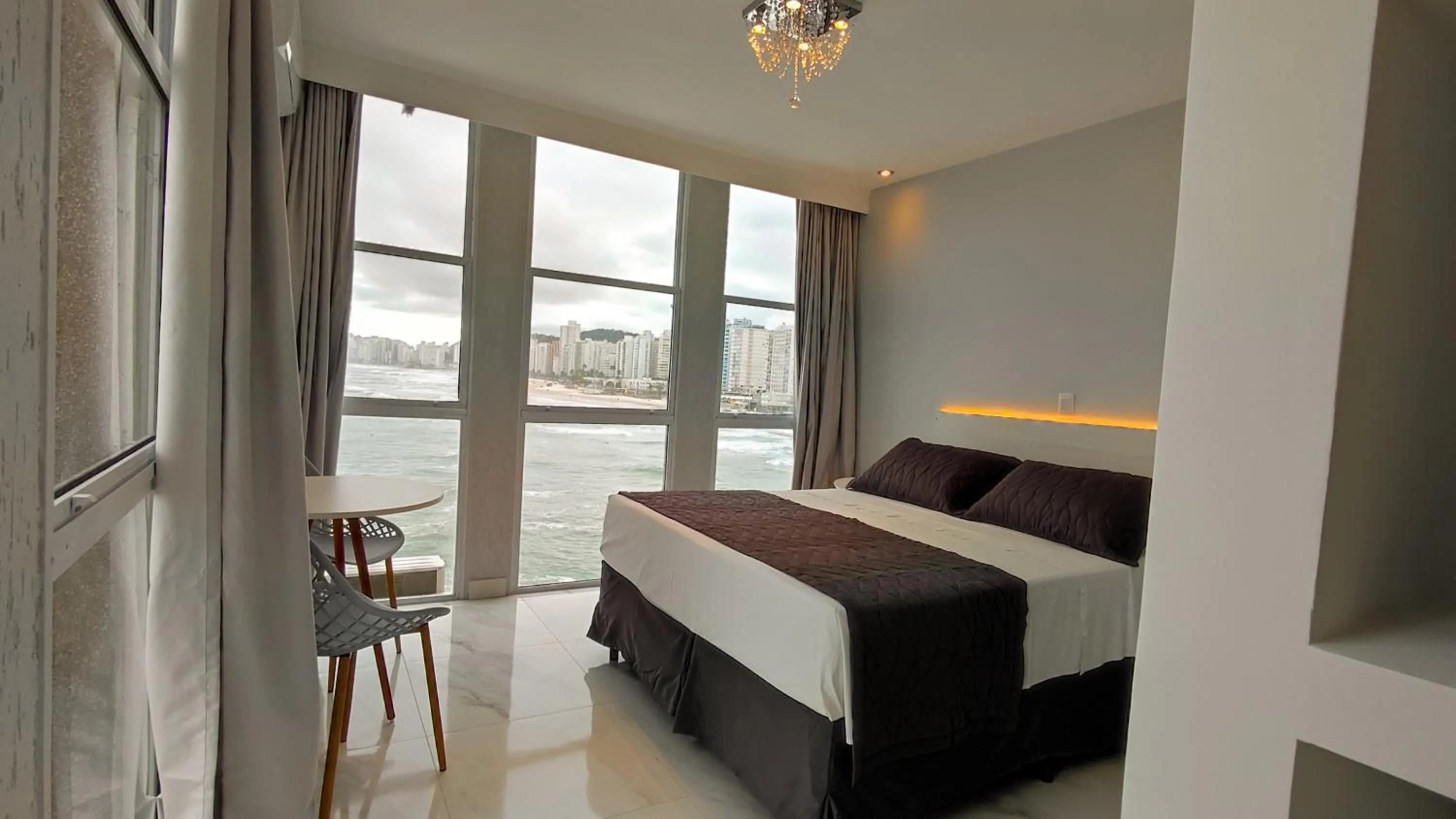 Bed in Grand Hotel Guarujá - A sua Melhor Experiência Beira Mar na Praia!