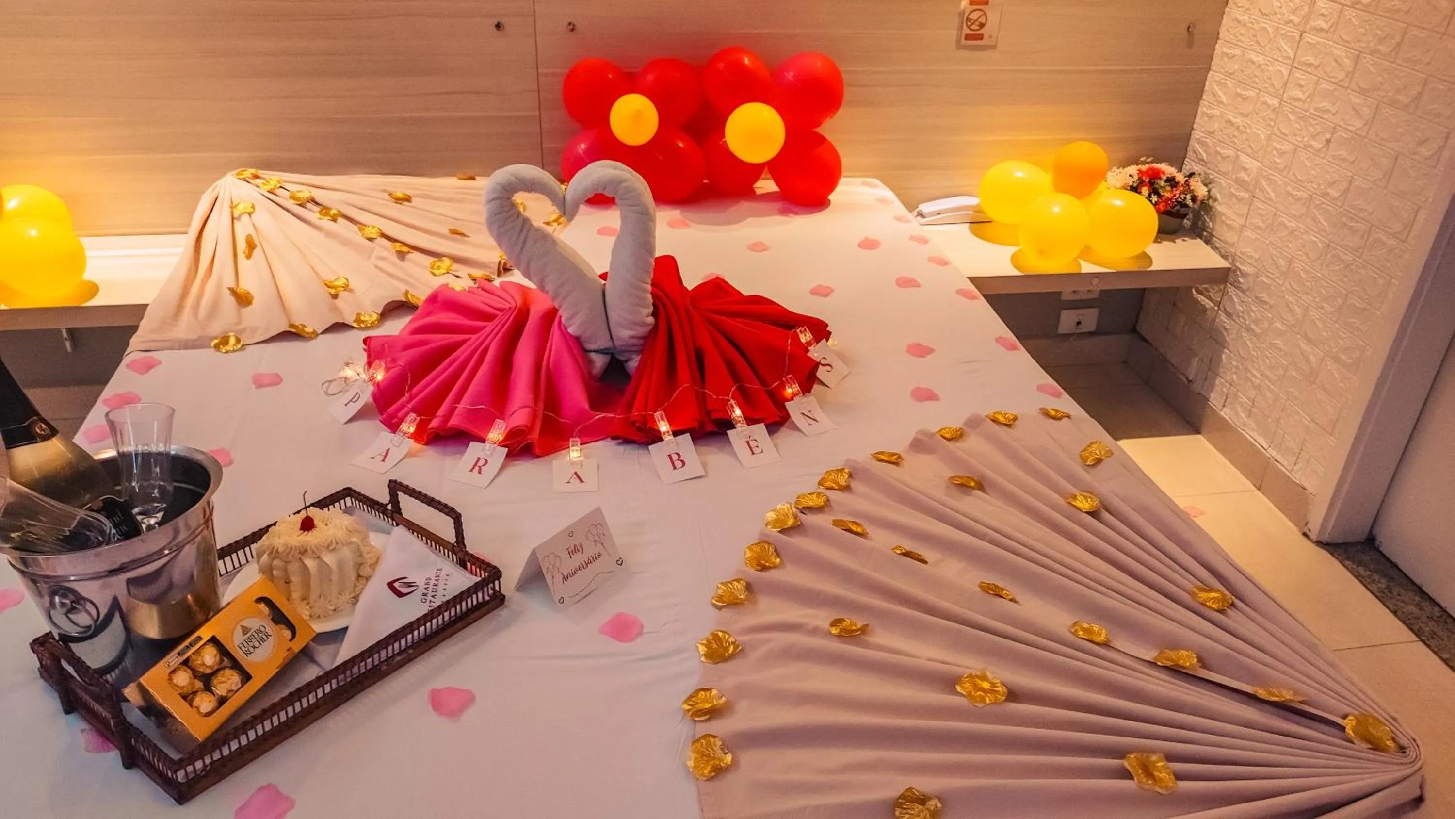 Decorative detail, Bed in Grand Hotel Guarujá - A sua Melhor Experiência Beira Mar na Praia!