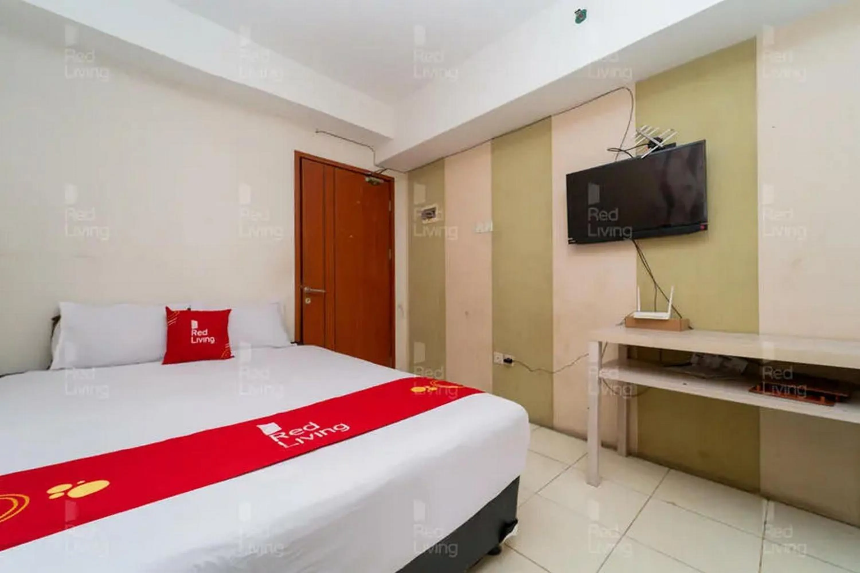 Bedroom, Bed in RedLiving Apartemen Green Lake View Ciputat - Hanna Property Tower B