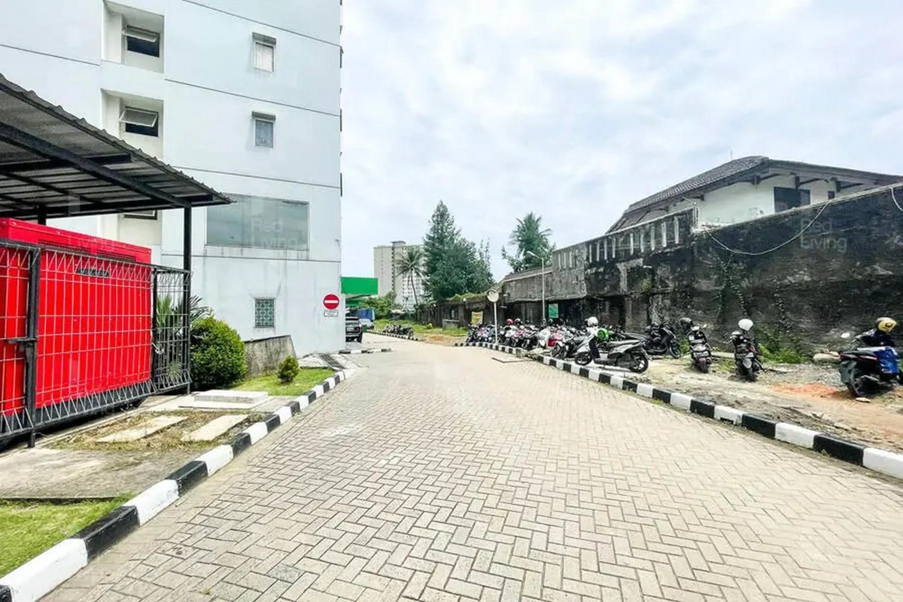 Property building in RedLiving Apartemen Green Lake View Ciputat - Hanna Property Tower B