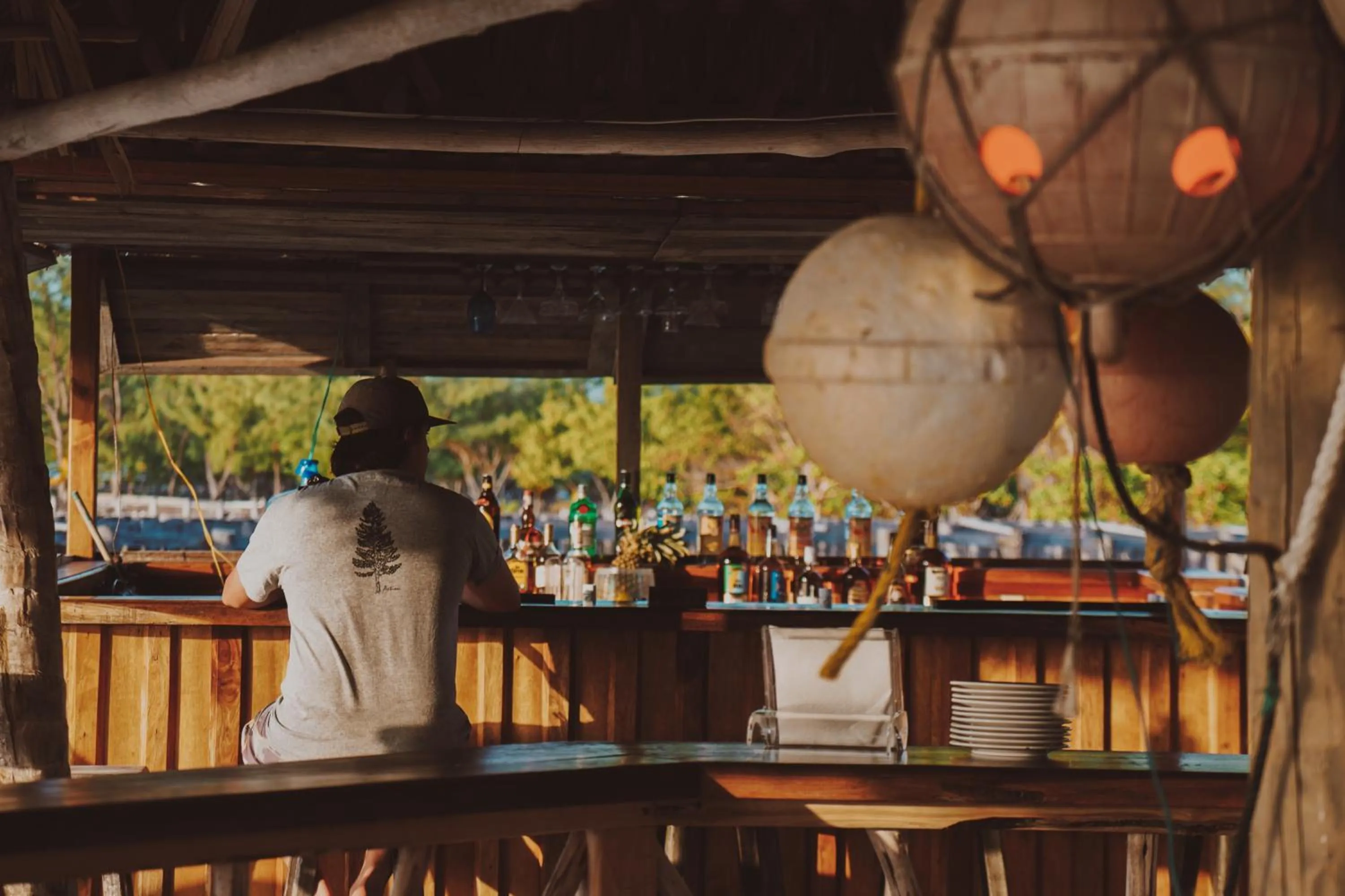 Lounge or bar in Thatch Caye Resort a Muy'Ono Resort