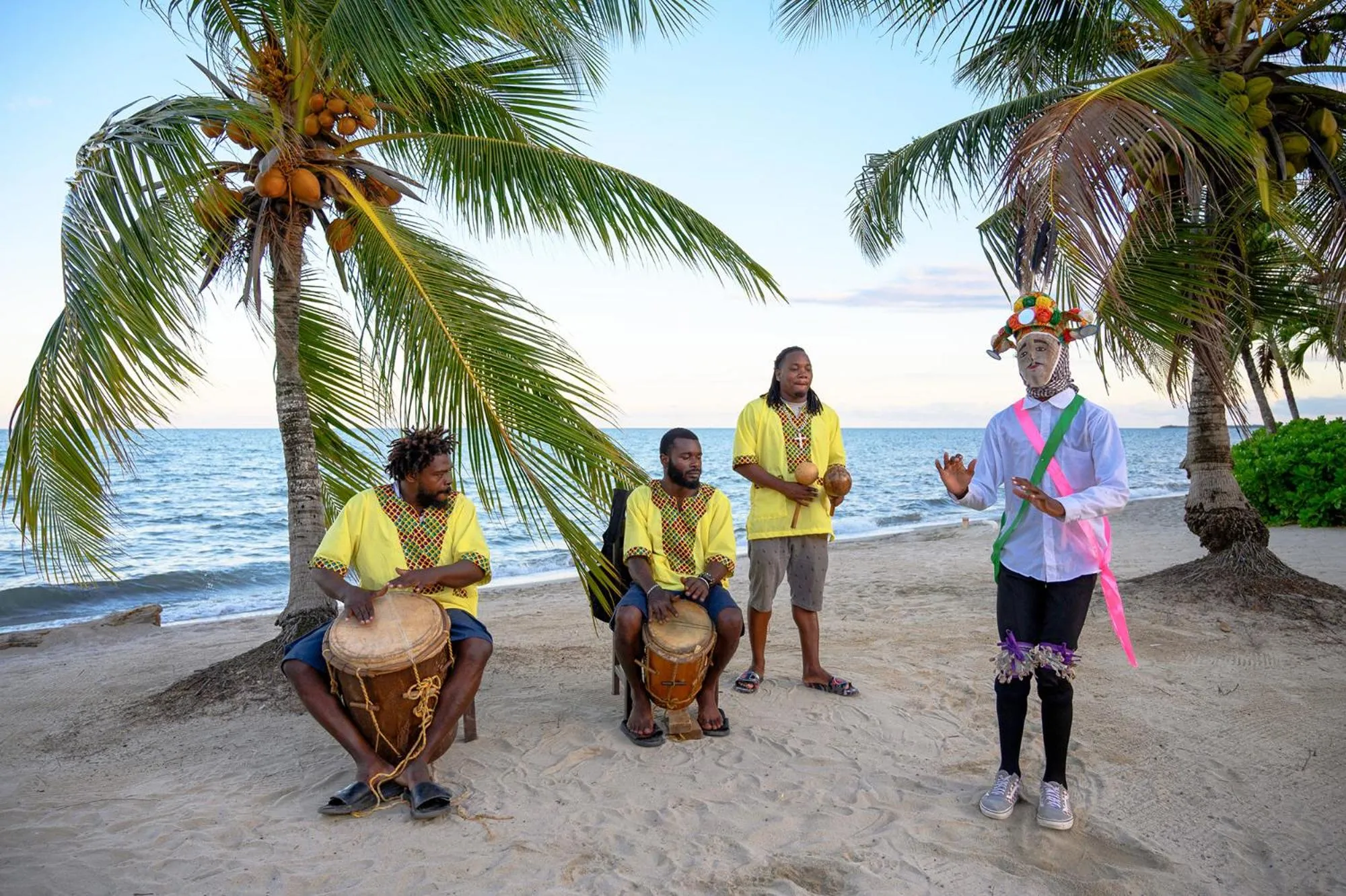 Entertainment in Thatch Caye Resort a Muy'Ono Resort