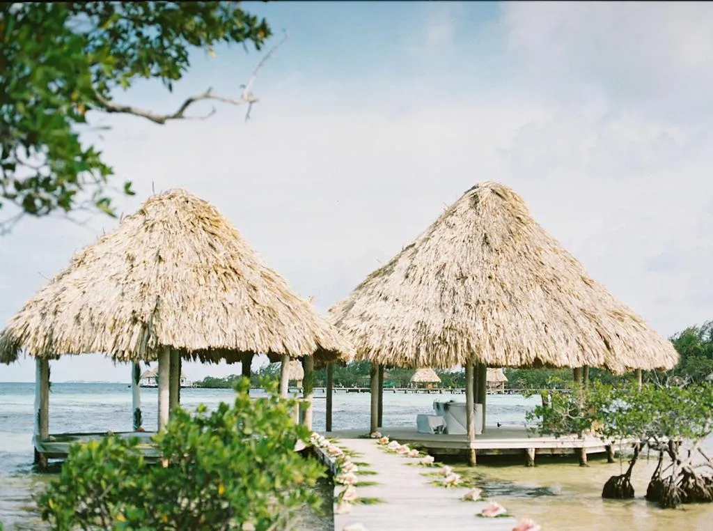 wedding in Thatch Caye Resort a Muy'Ono Resort