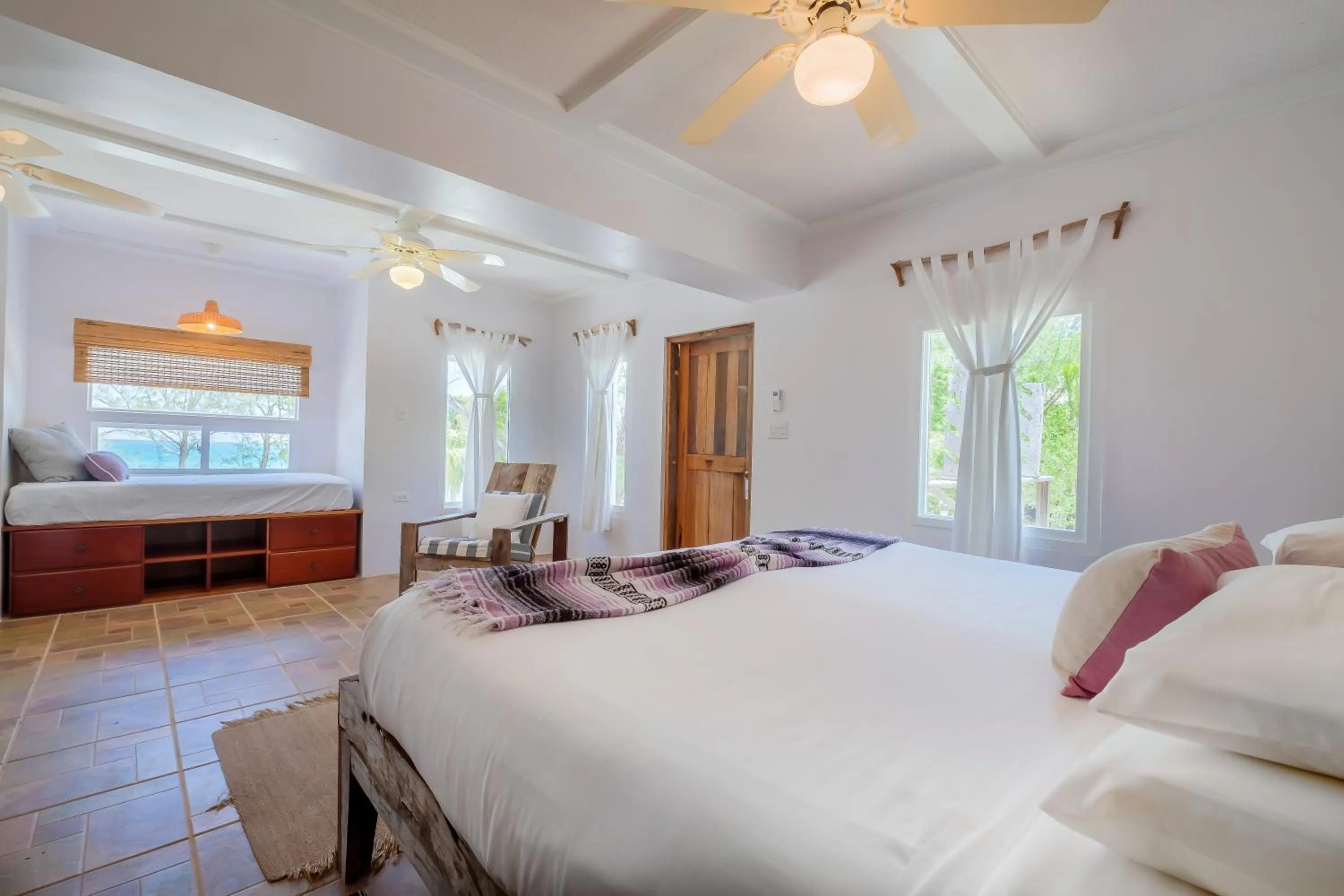 Bed in Thatch Caye Resort a Muy'Ono Resort