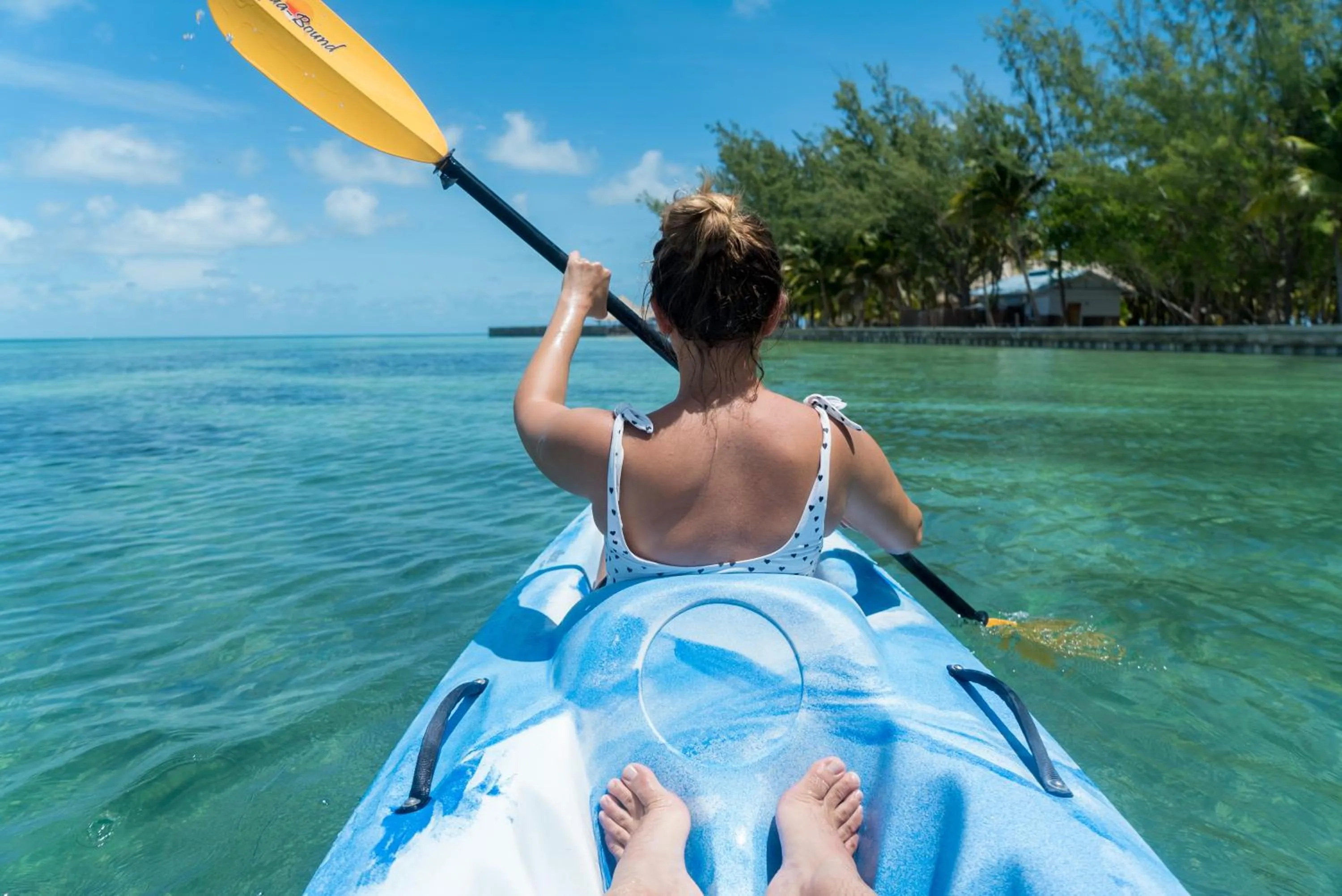 People in Thatch Caye Resort a Muy'Ono Resort