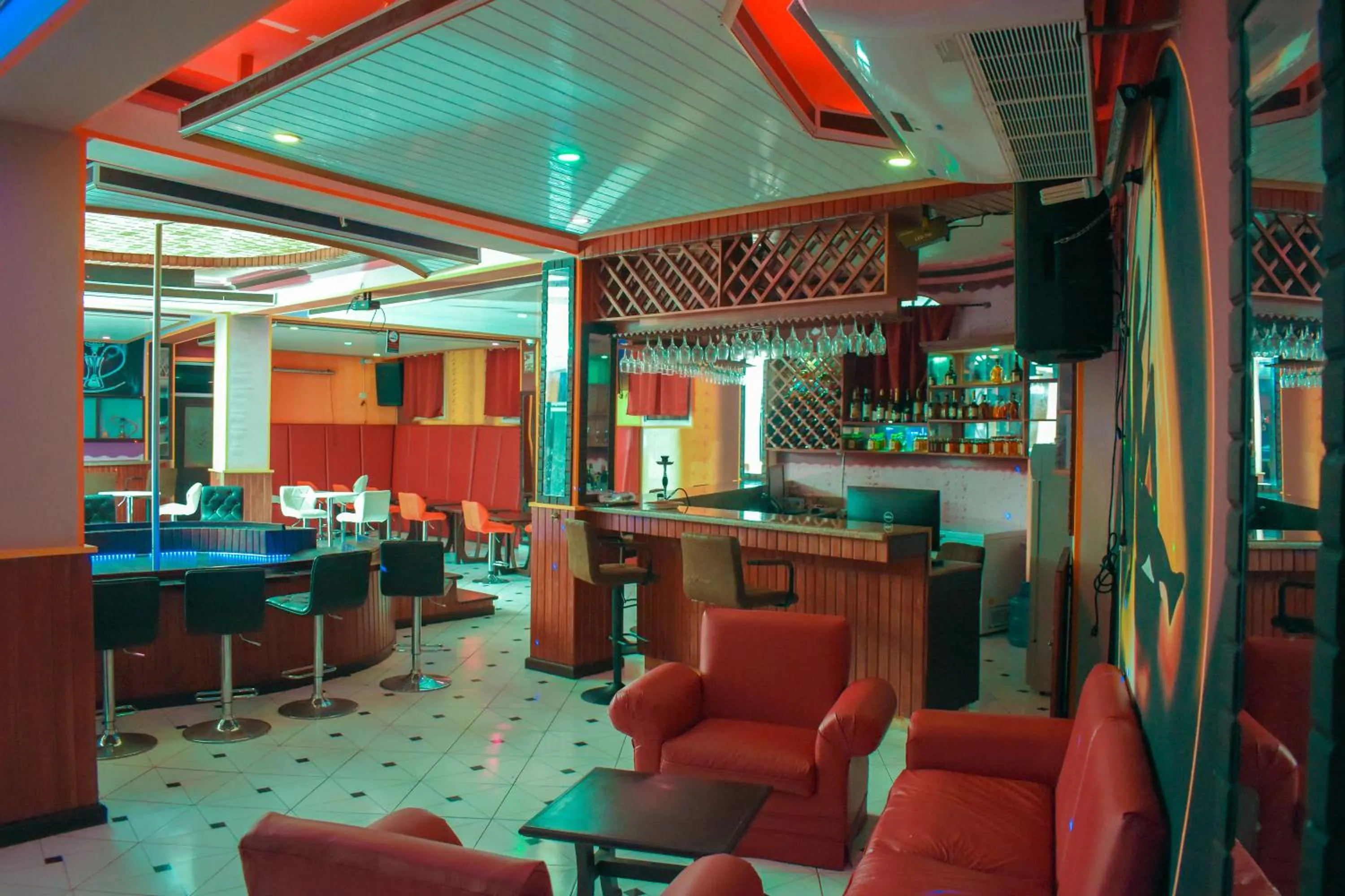 Nightclub / DJ in La Pepiniere Hotel