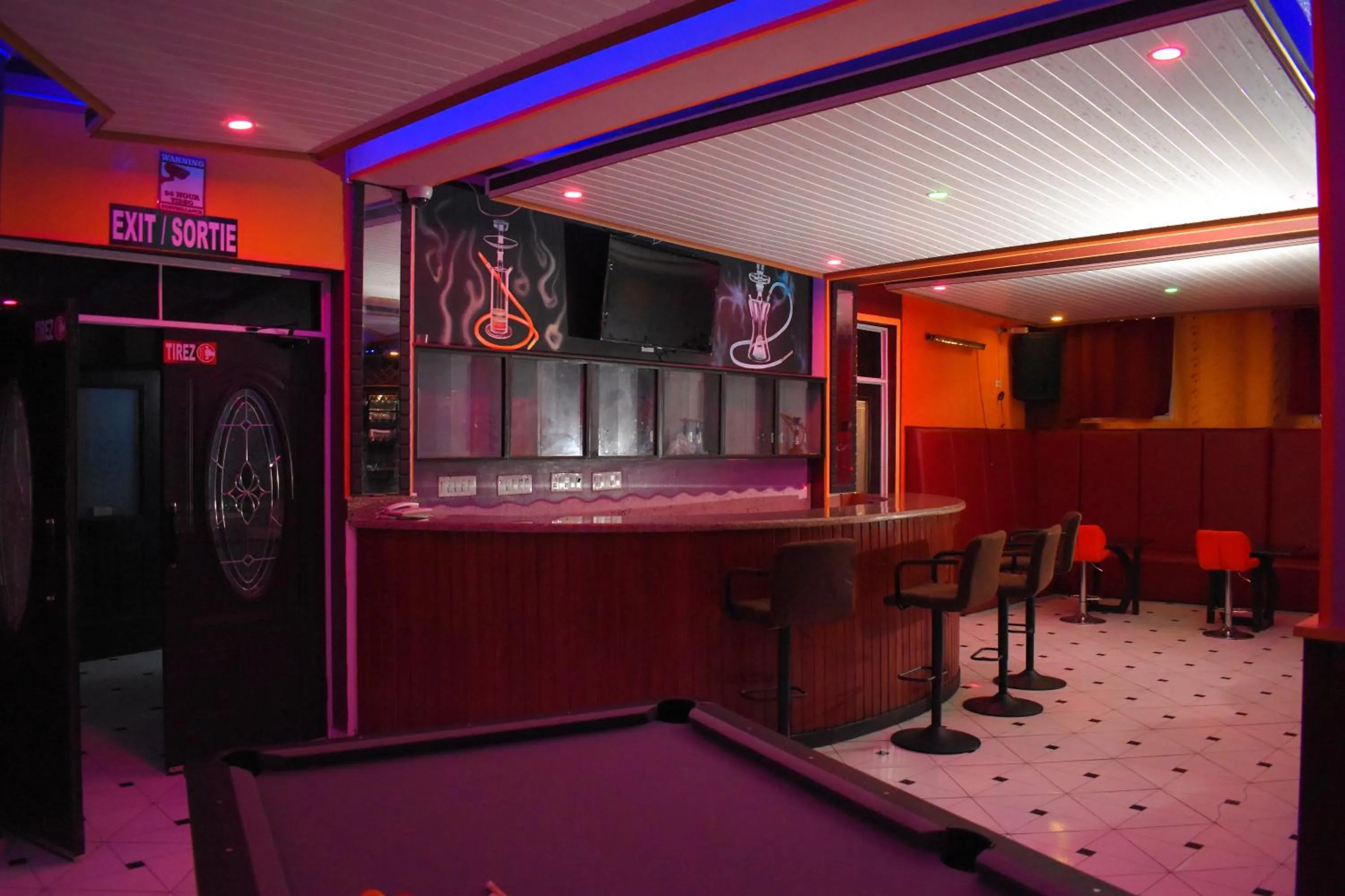 Nightclub / DJ in La Pepiniere Hotel