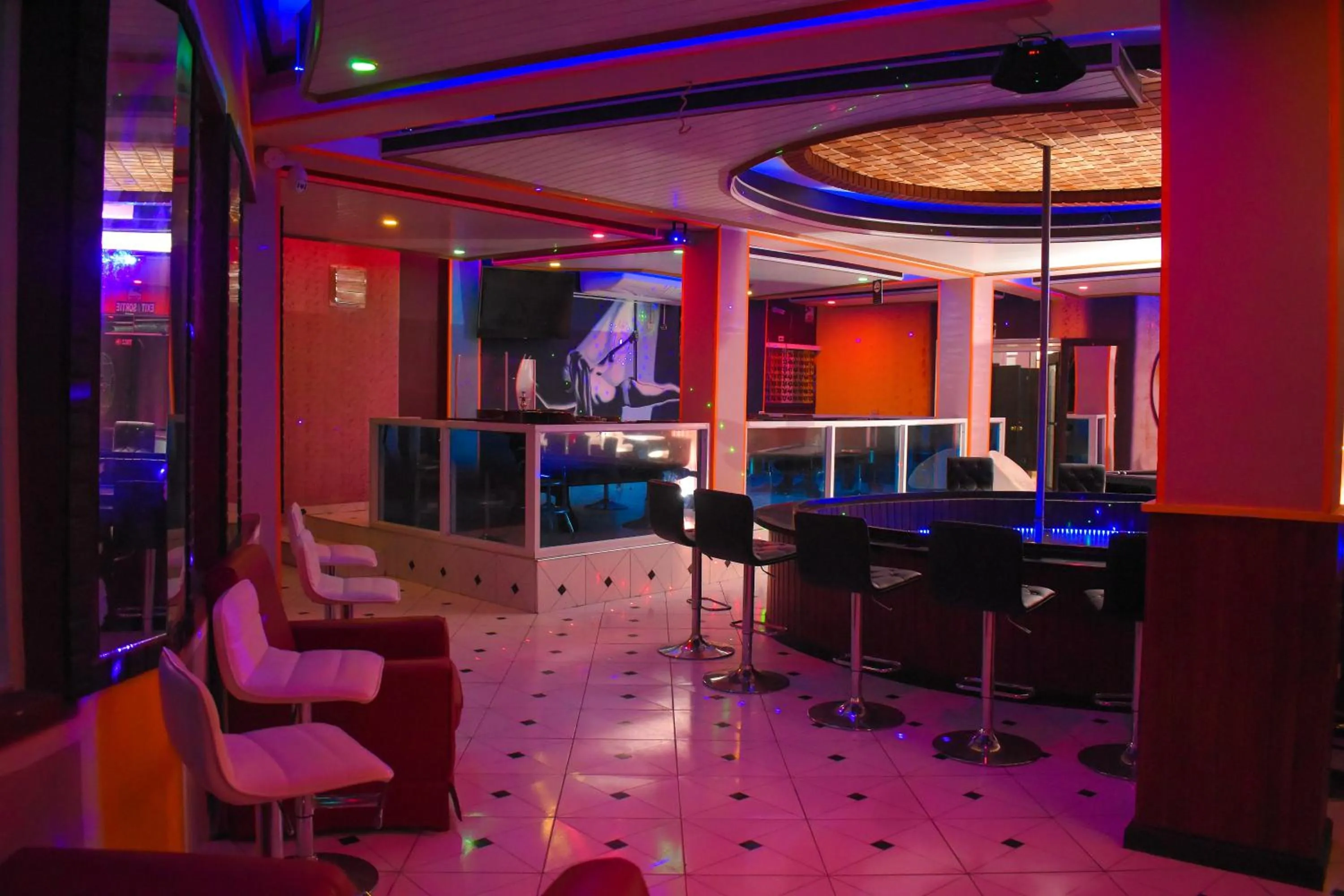 Nightclub / DJ in La Pepiniere Hotel