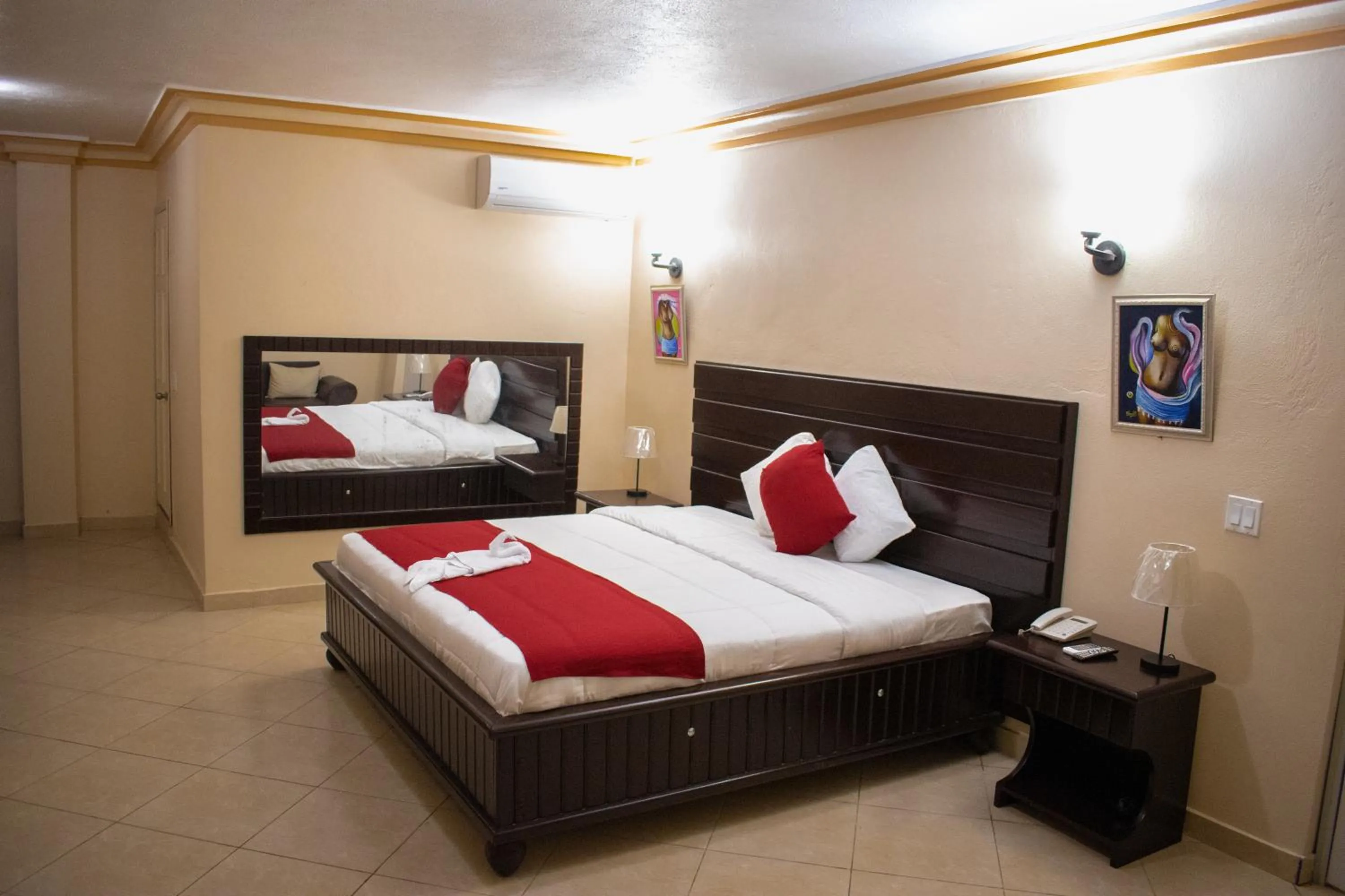 Bedroom, Bed in La Pepiniere Hotel