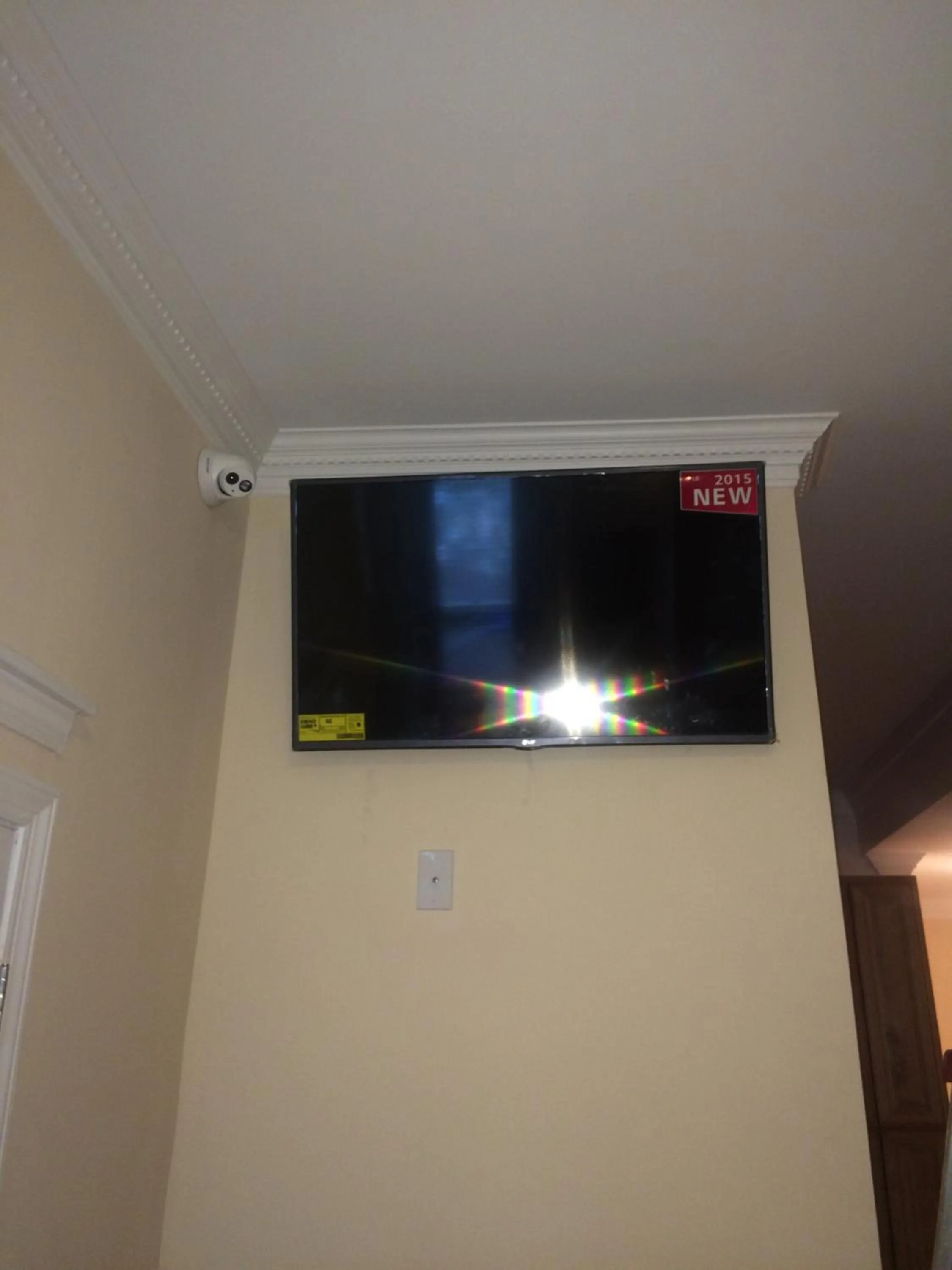 Communal lounge/ TV room in DC International Hostel 1