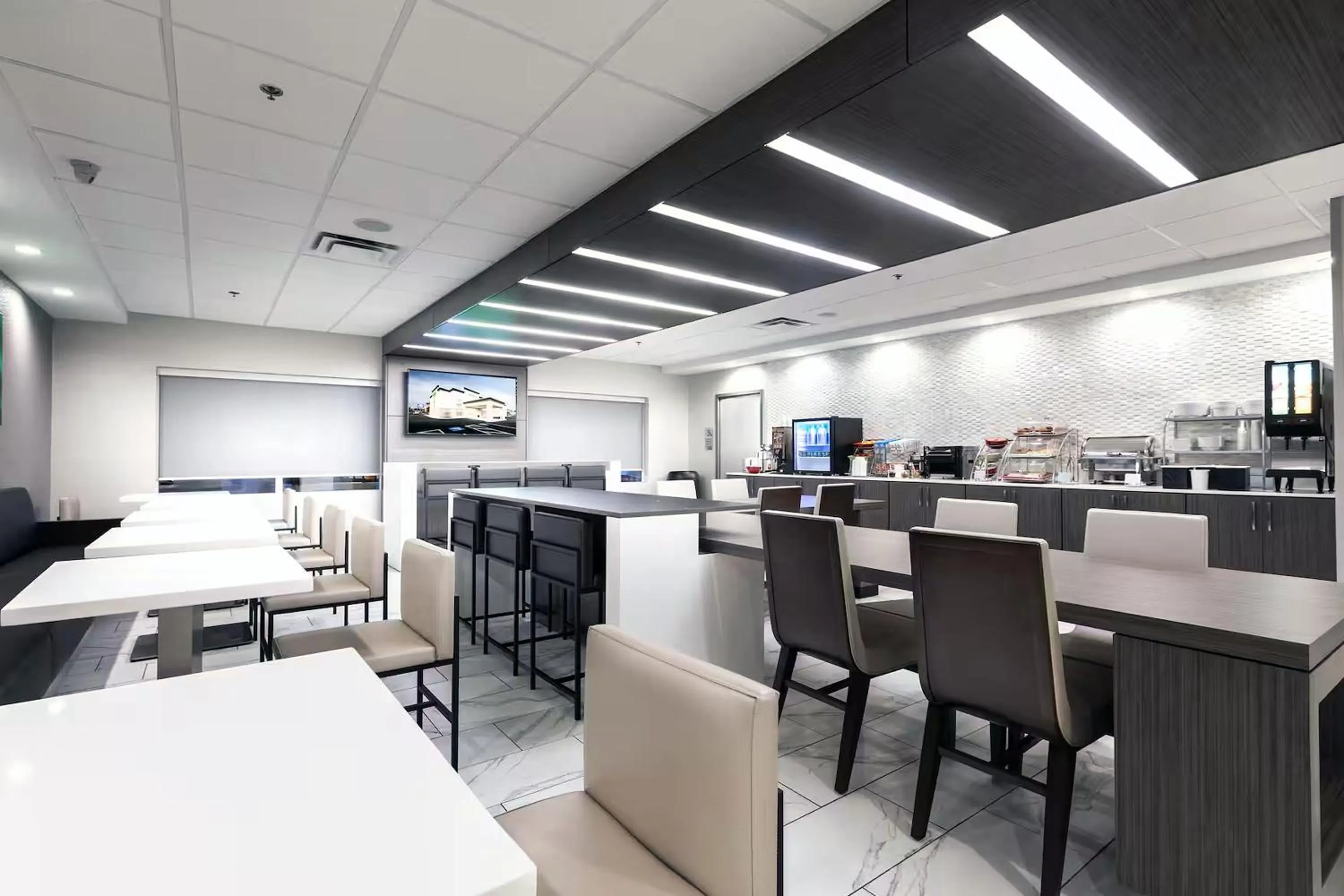 Dining area in Wingate Augusta Washington Road by Wyndham