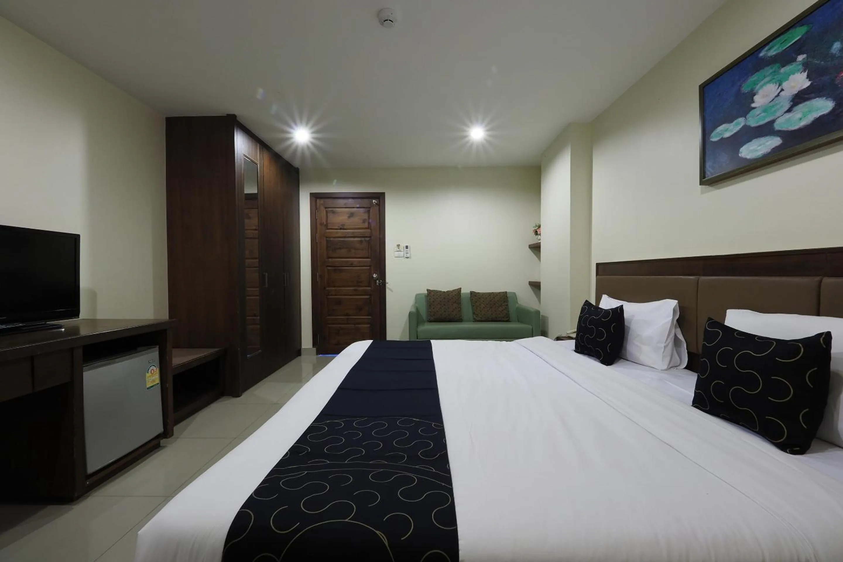 Bedroom, TV/Entertainment Center in The Sp Boutique Hotel