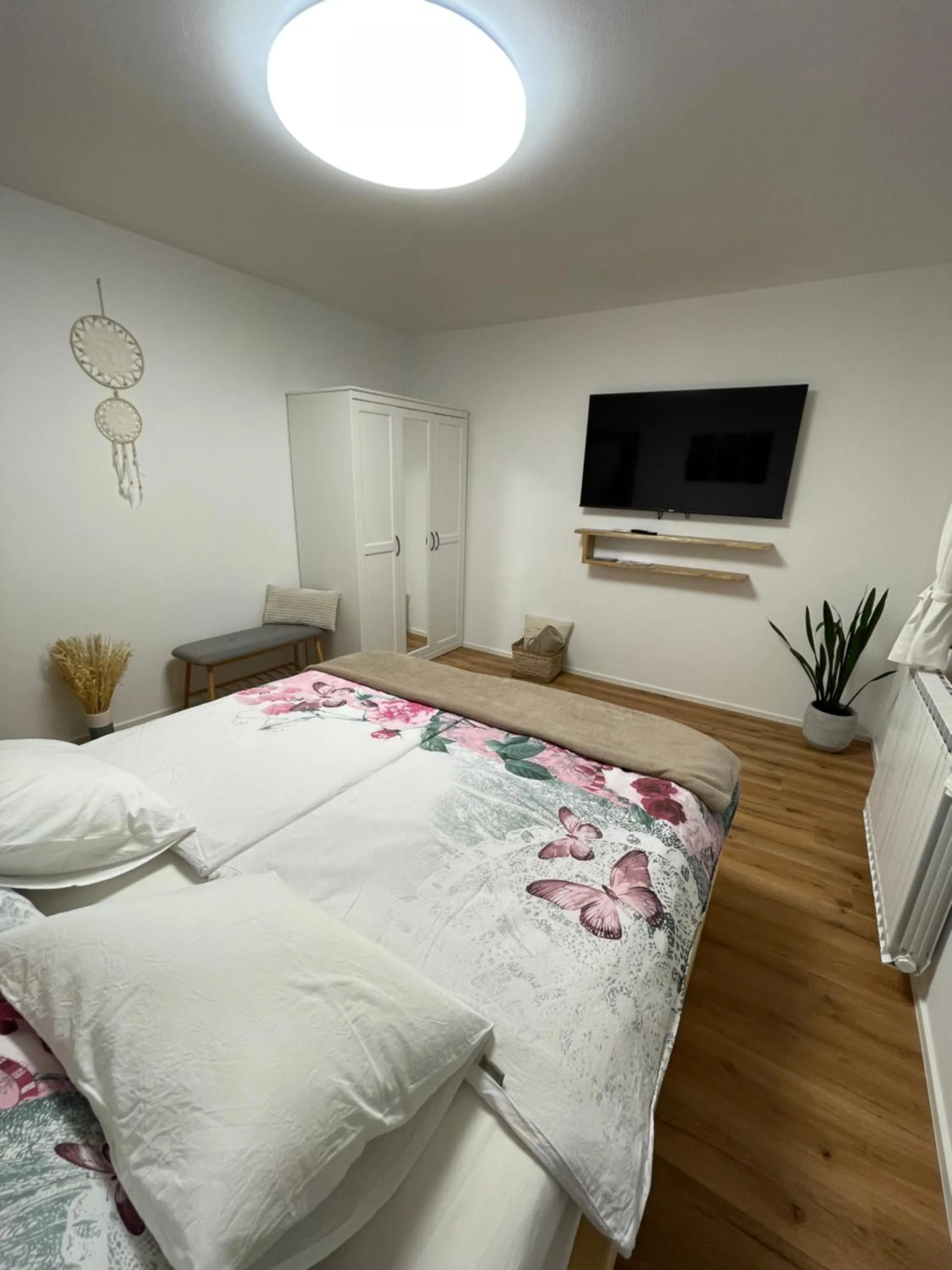 Communal lounge/ TV room, Bed in Apartma Guide 360