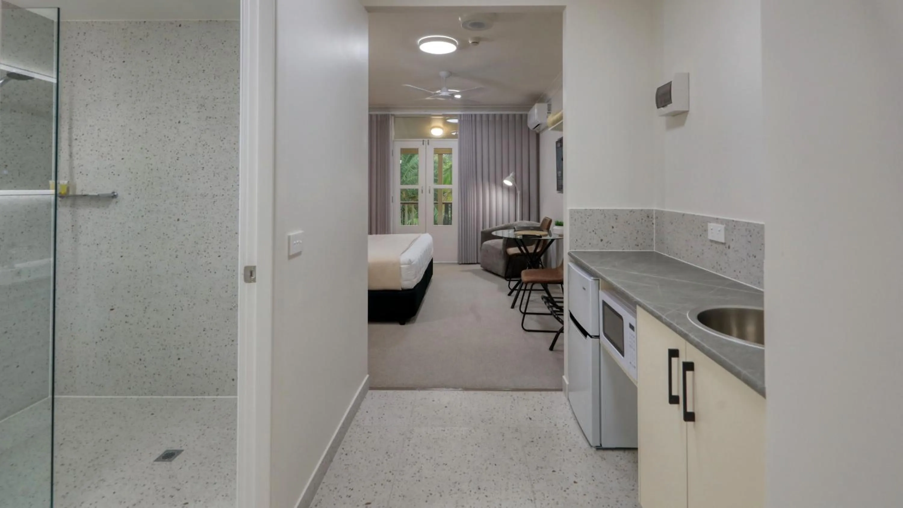 Kitchen or kitchenette in Heritage River Motor Inn