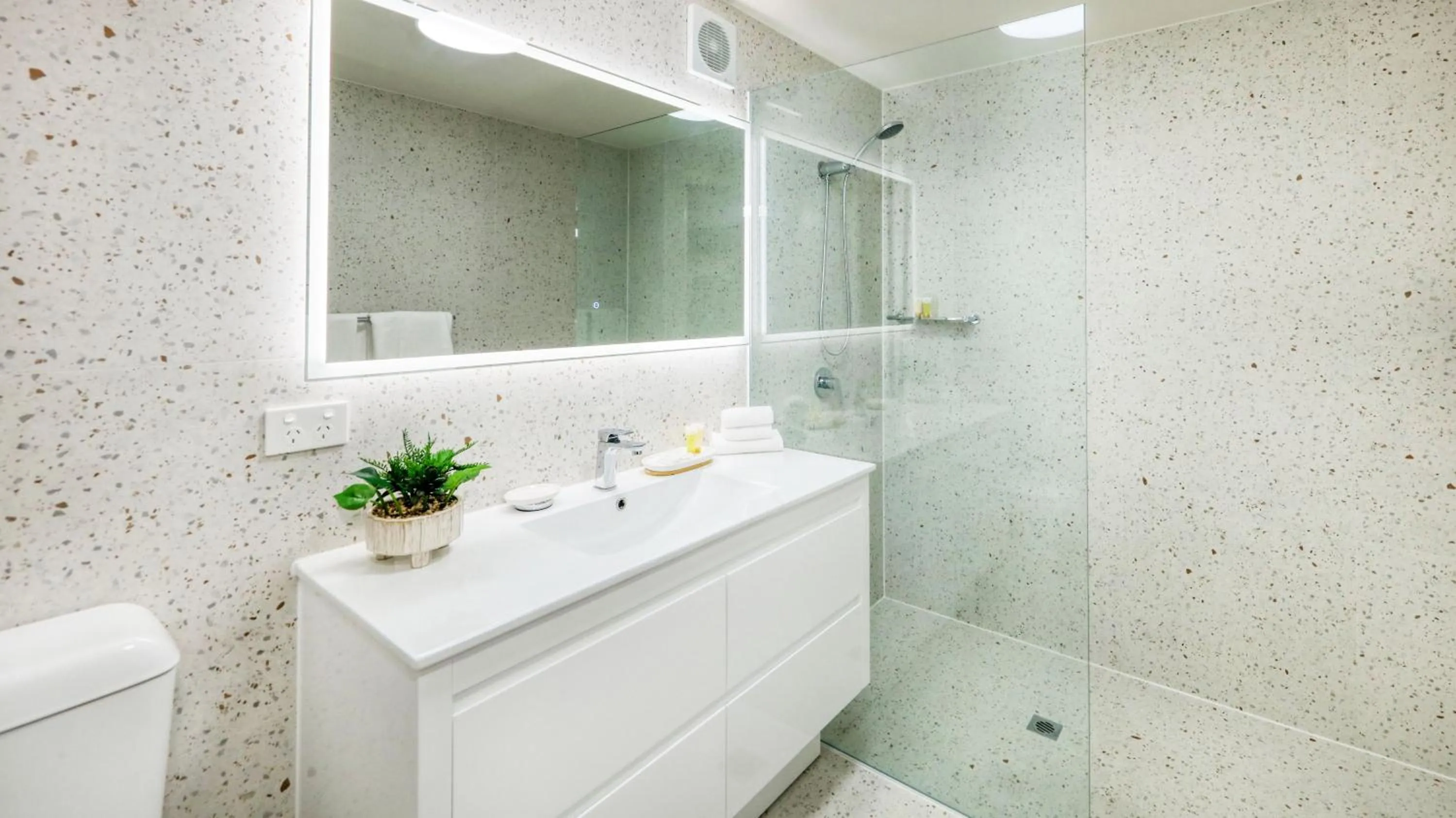 Bathroom in Heritage River Motor Inn