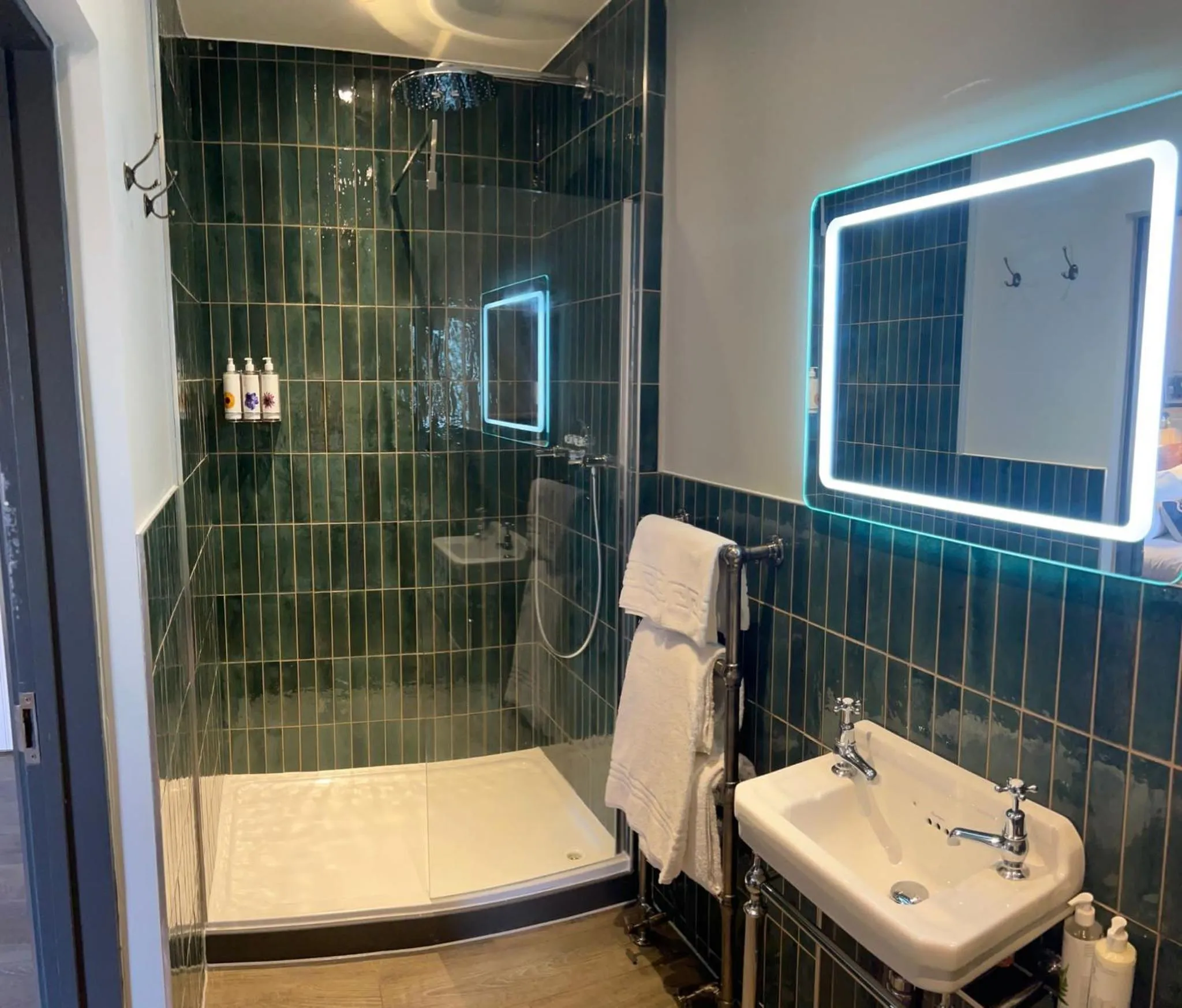 Shower in The Peat Spade Inn