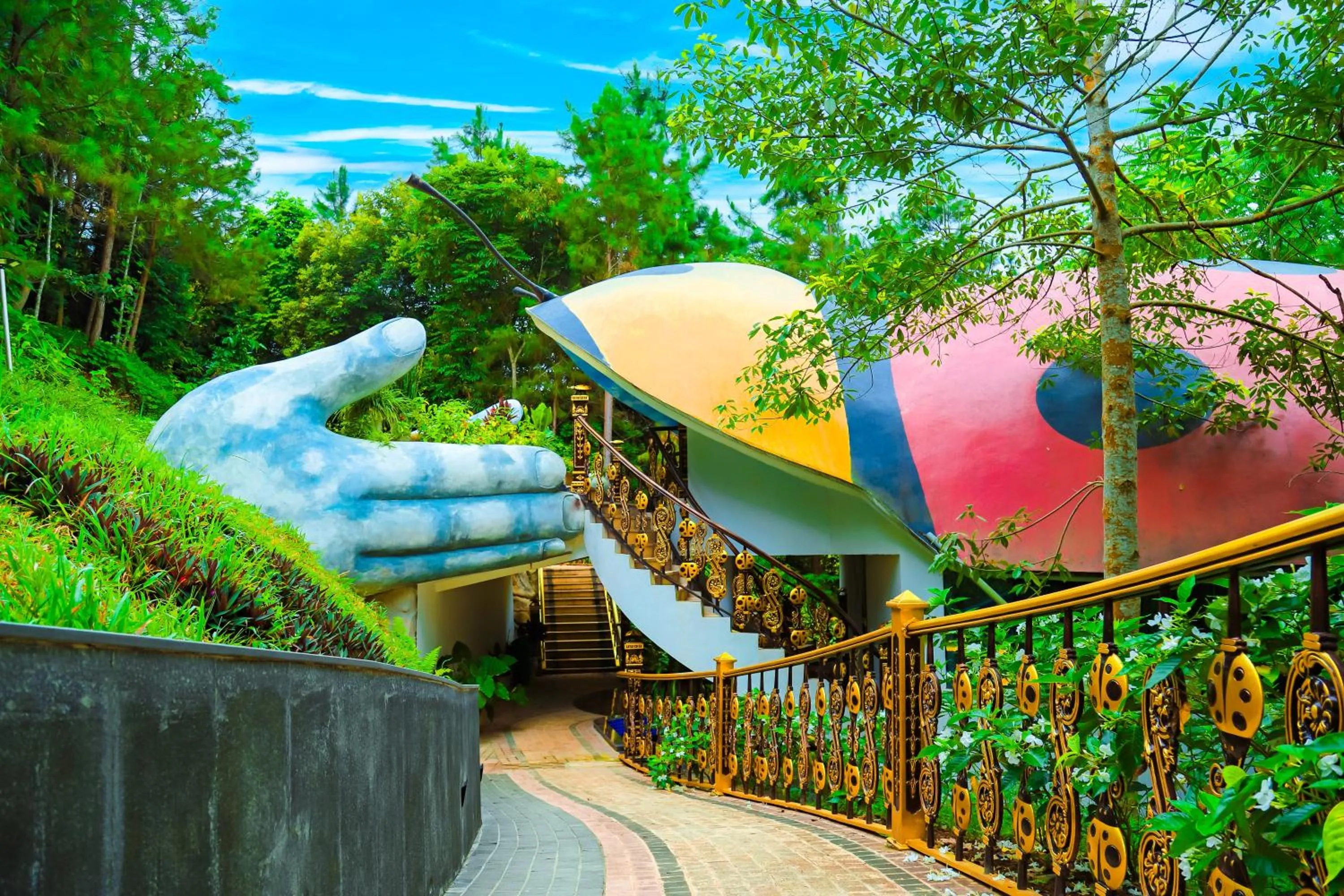 Property building in MEDDOM Park