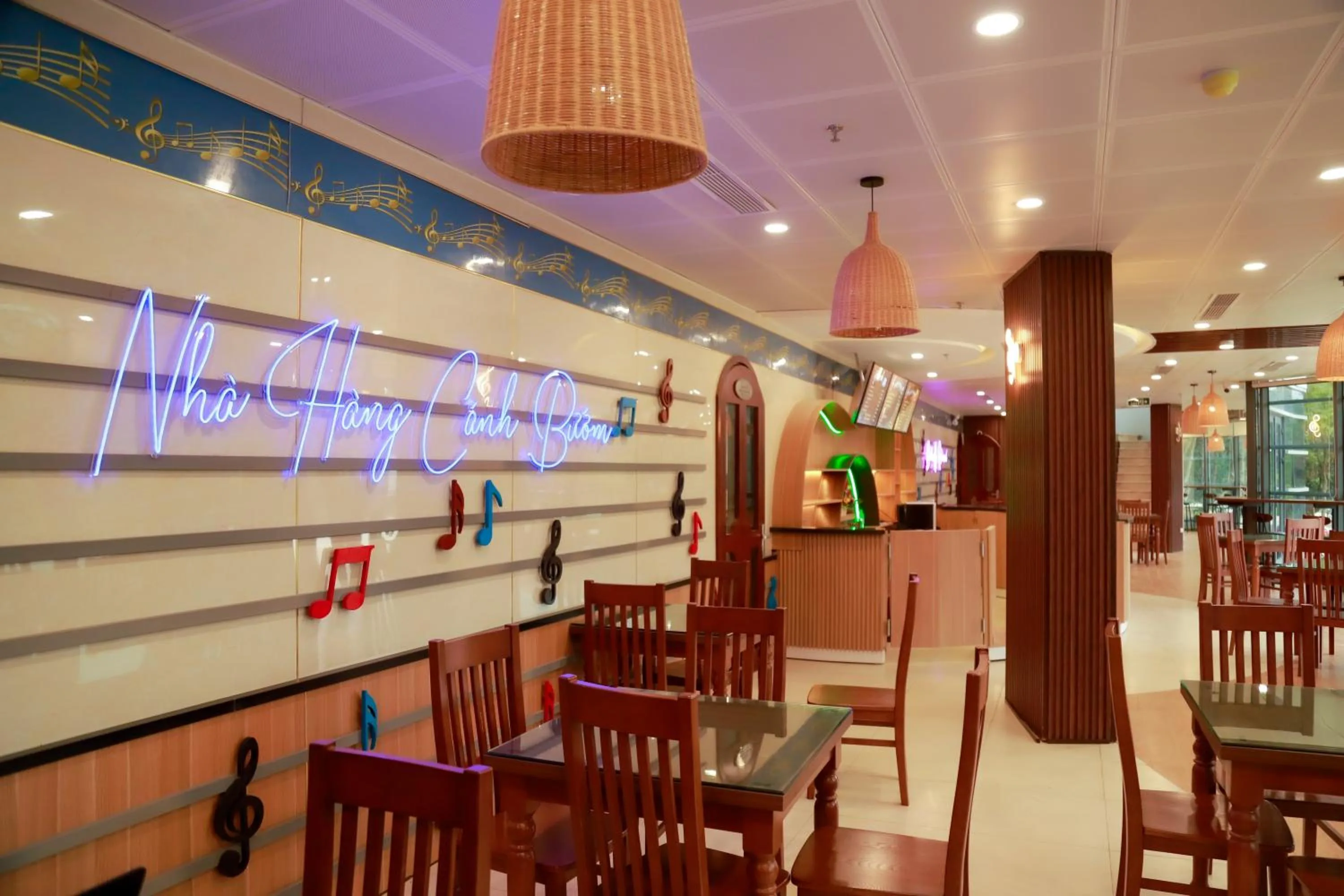 Restaurant/places to eat in MEDDOM Park