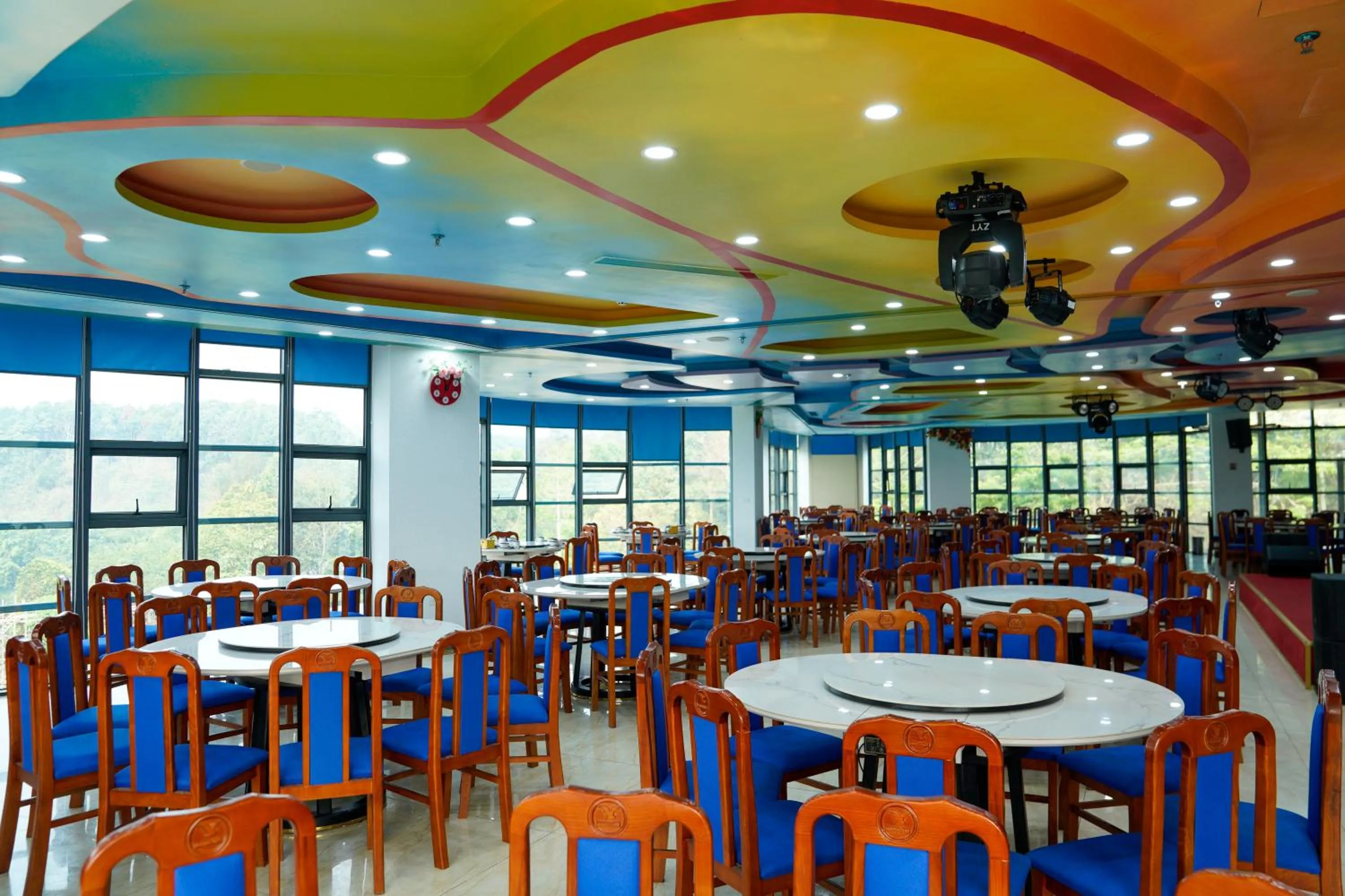 Restaurant/places to eat in MEDDOM Park