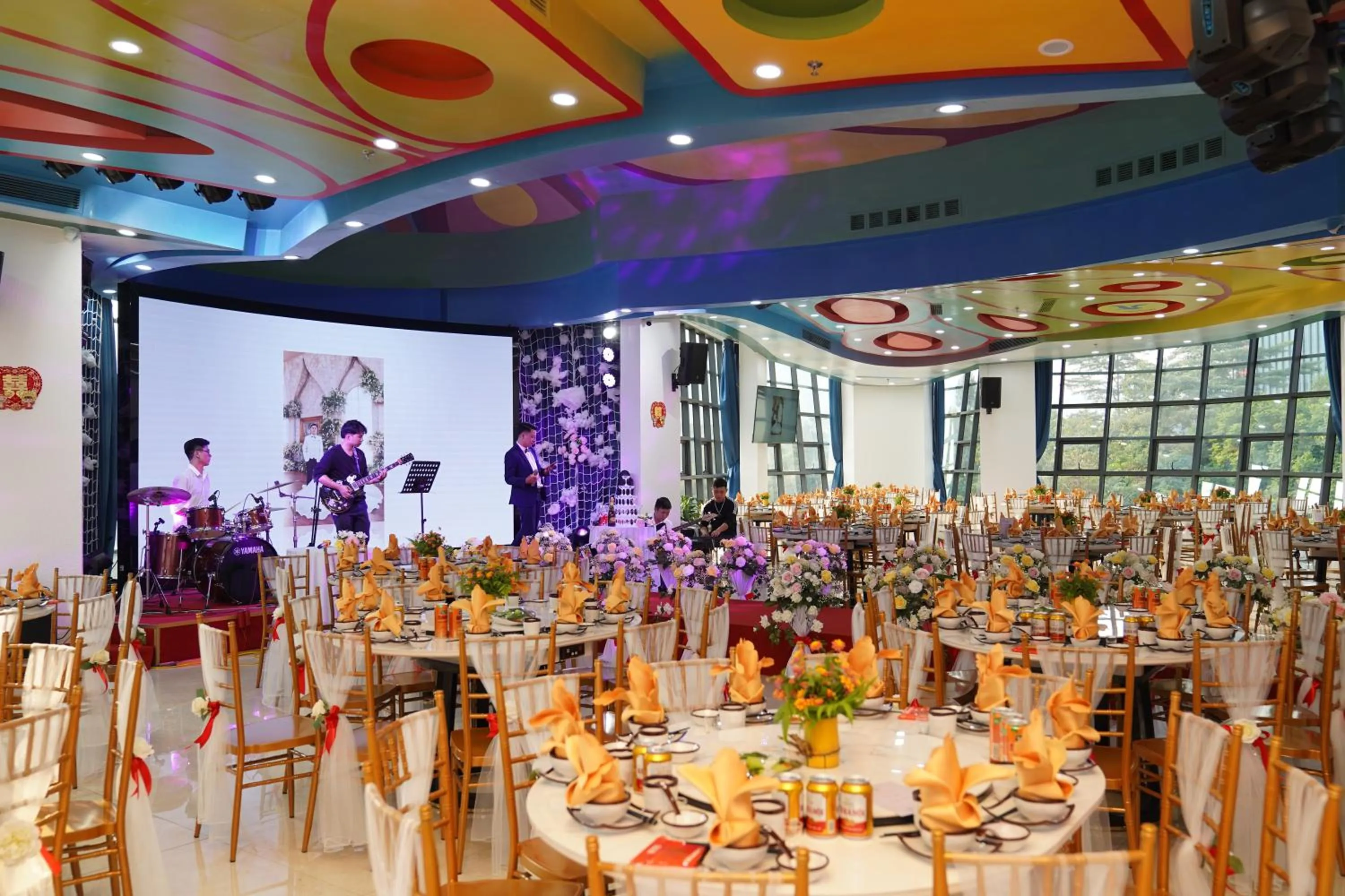 Restaurant/places to eat in MEDDOM Park