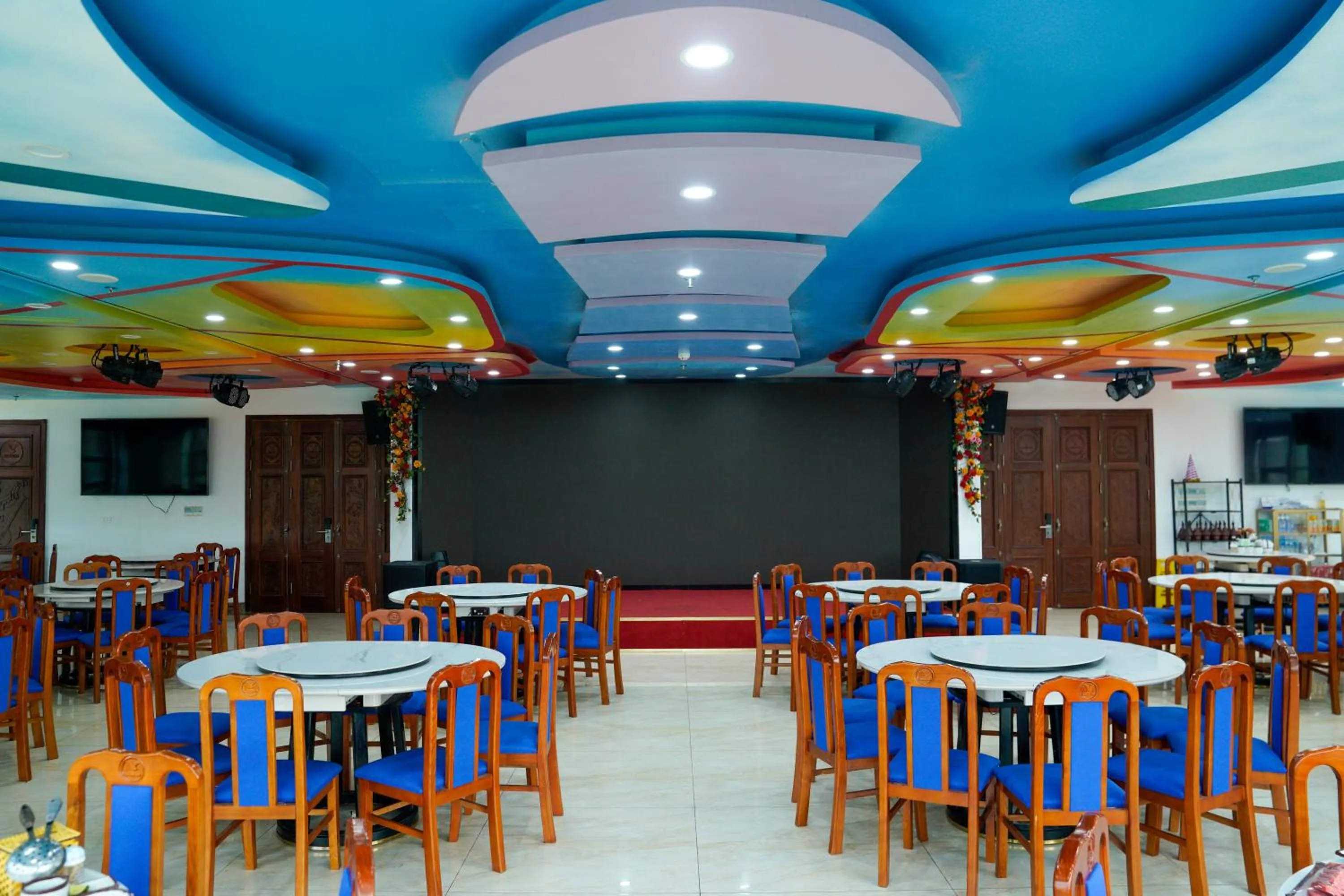 Restaurant/places to eat in MEDDOM Park