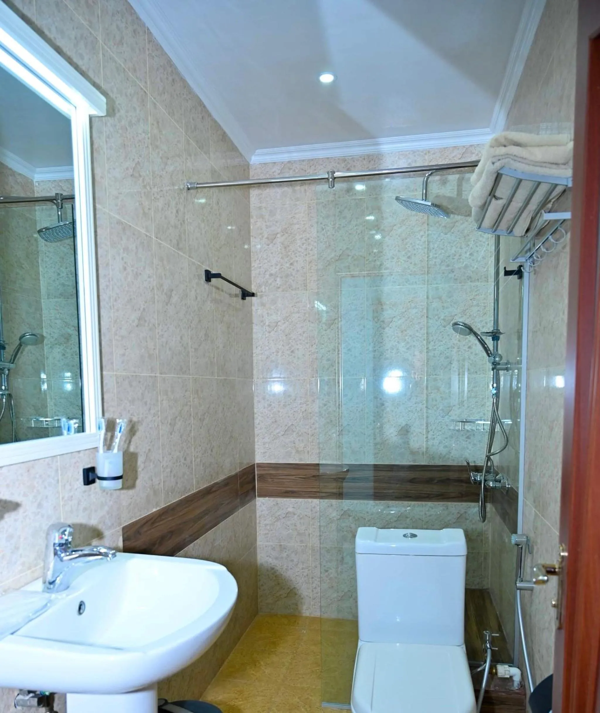 Family Suite with Balcony in Mayisyan Kamurj Hotel