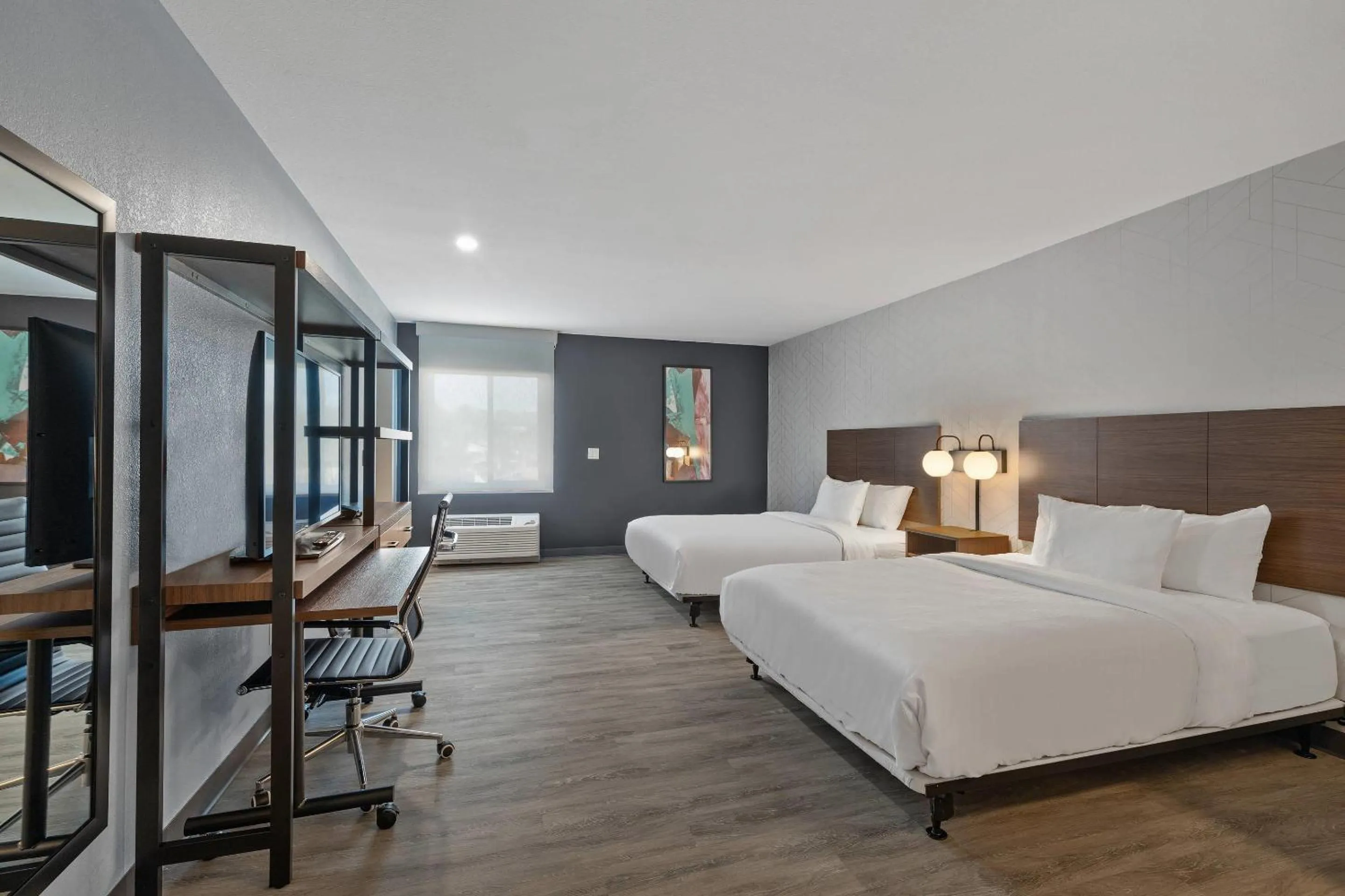 Bedroom, Bed in Everhome Suites Corona