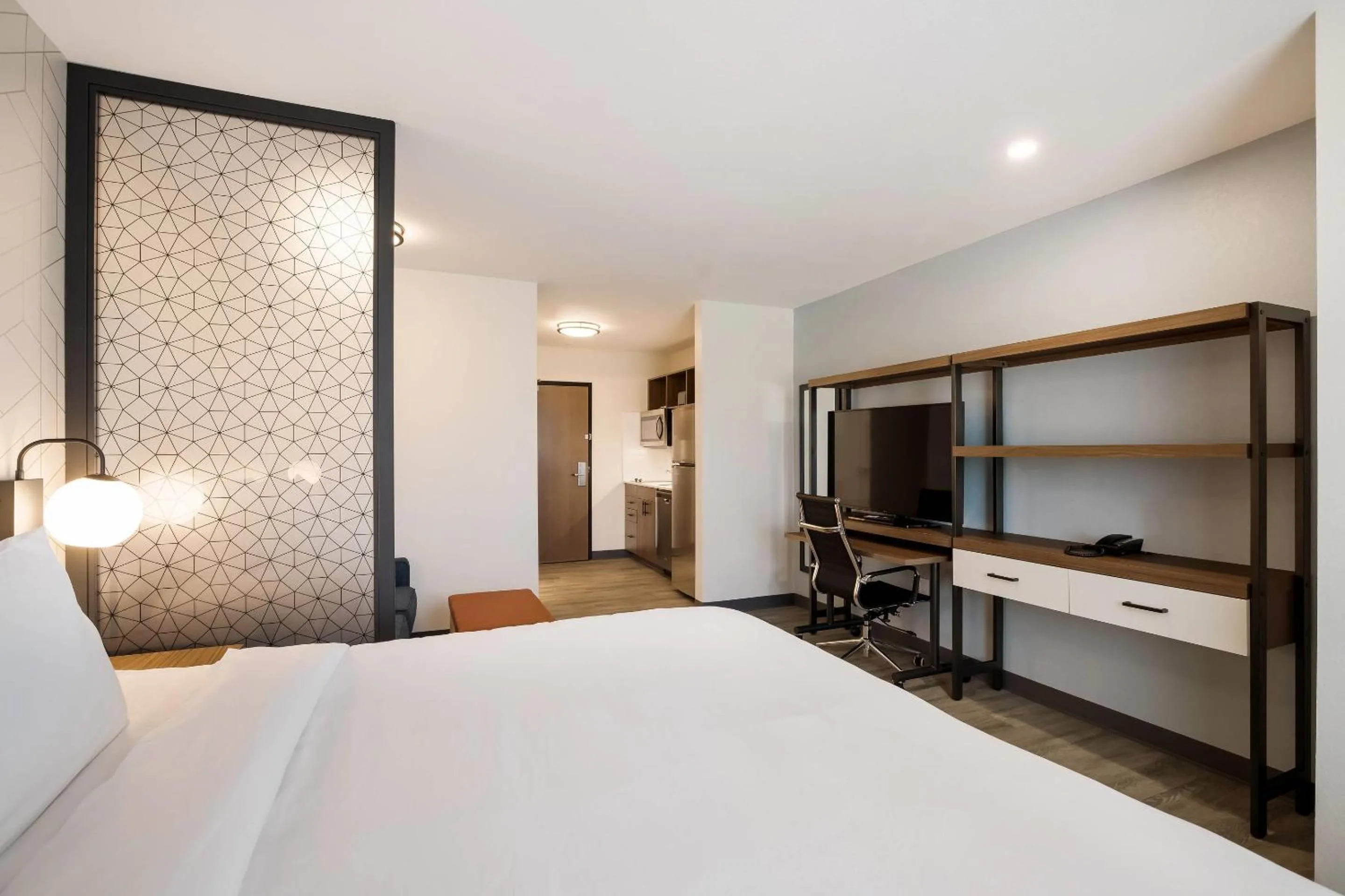 Bedroom, Bed in Everhome Suites Corona