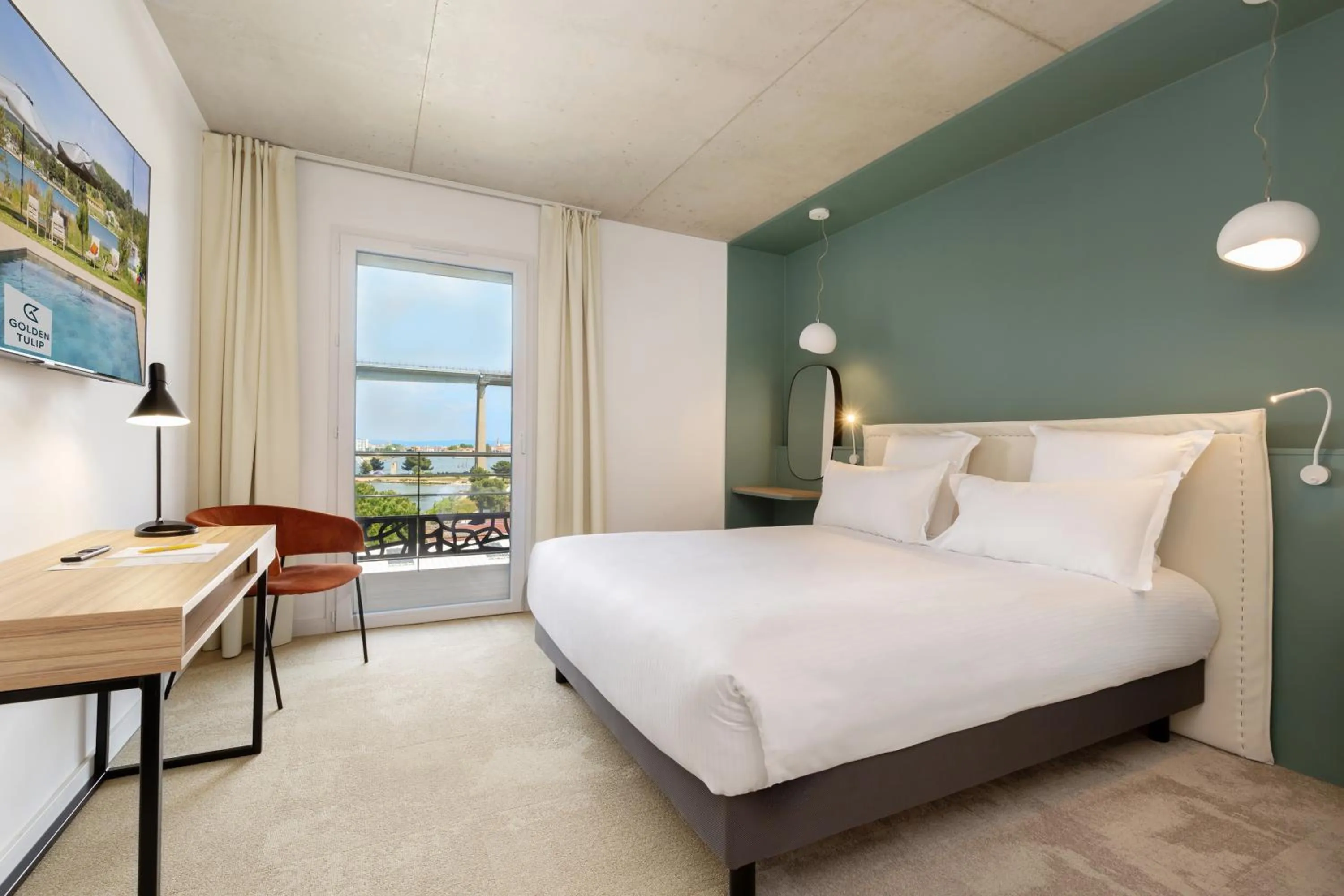 Bedroom, Bed in Golden Tulip Hotel & Rooftop Martigues Provence