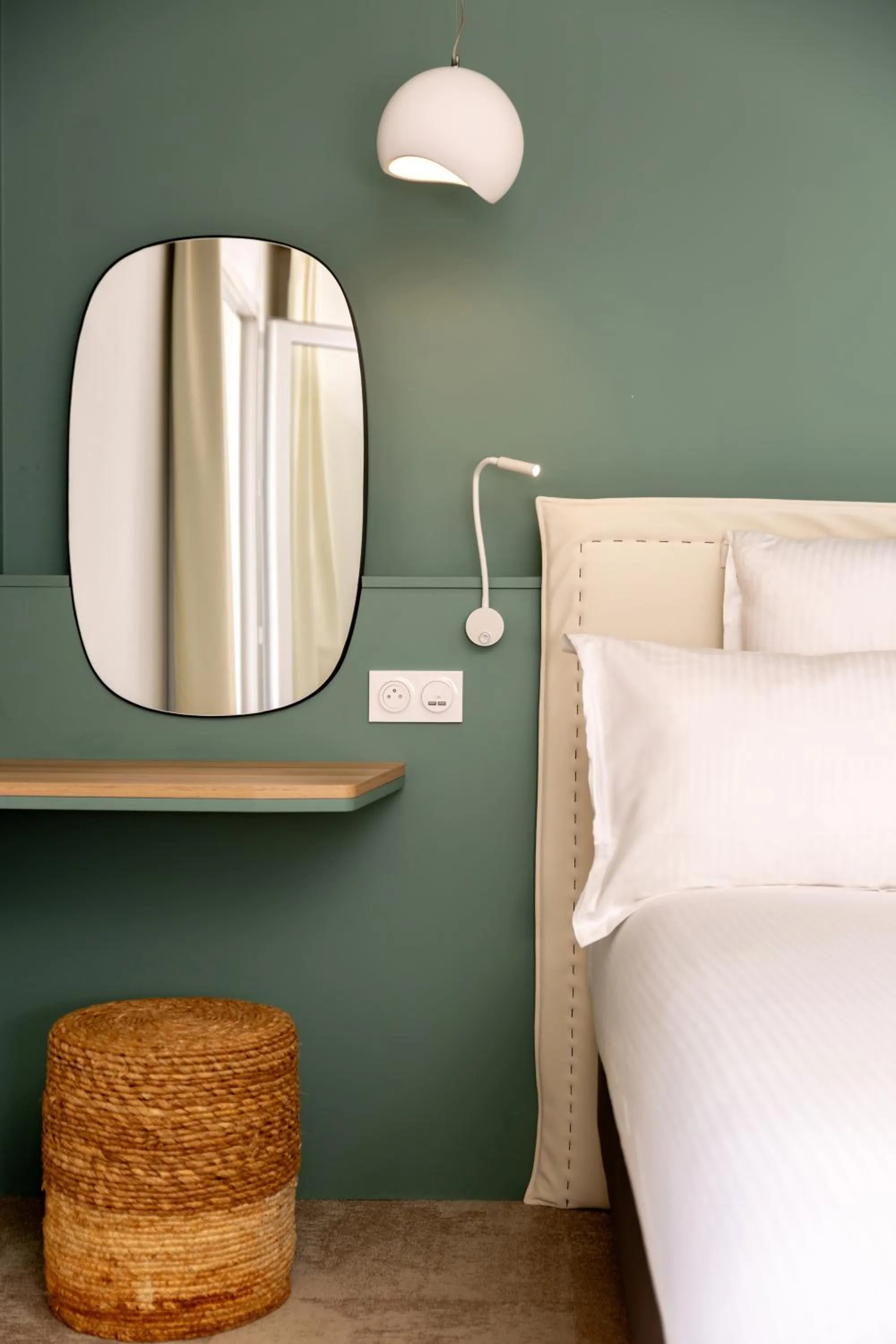 Bedroom, Bed in Golden Tulip Hotel & Rooftop Martigues Provence