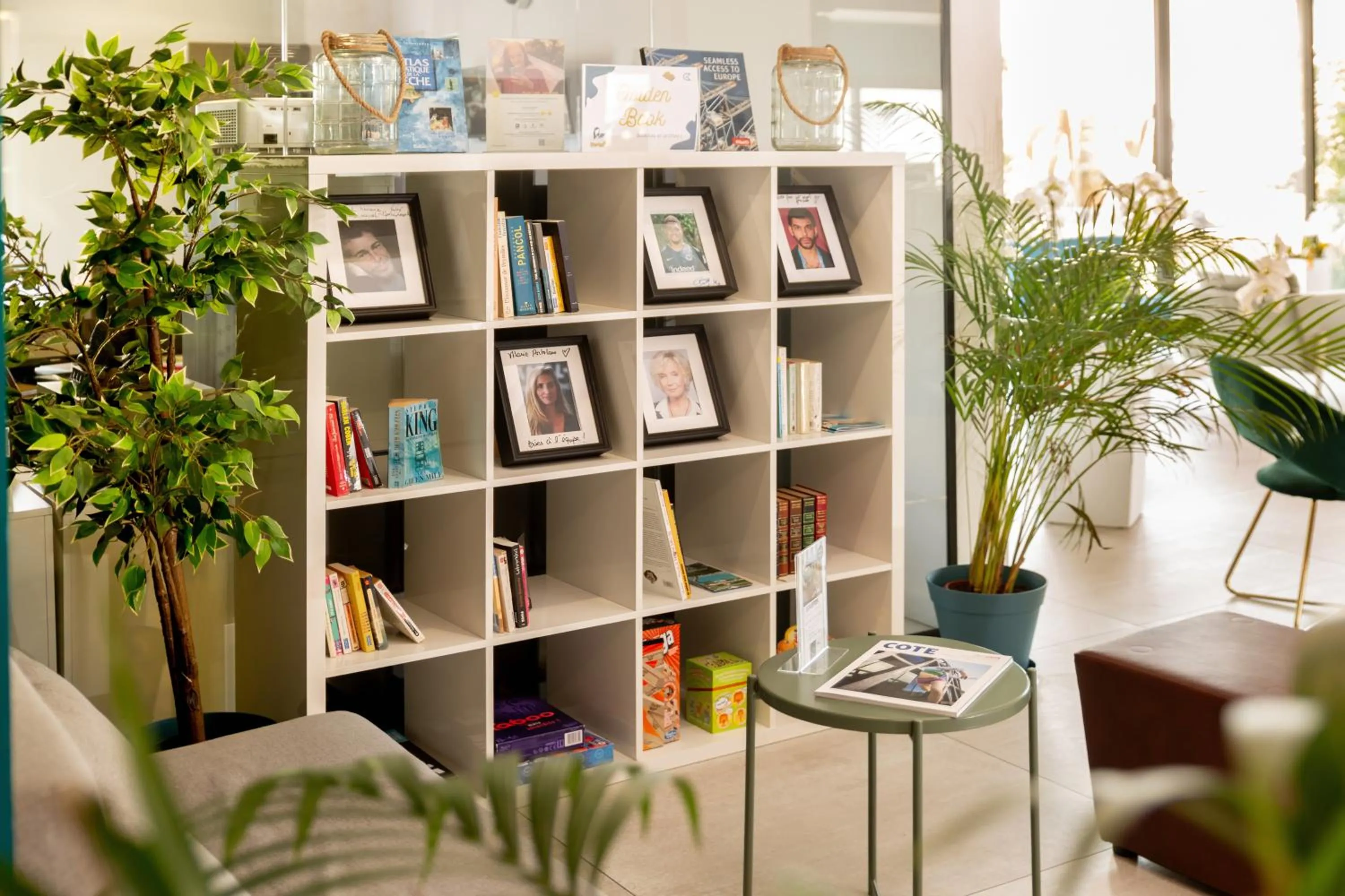 Lobby or reception in Golden Tulip Hotel & Rooftop Martigues Provence