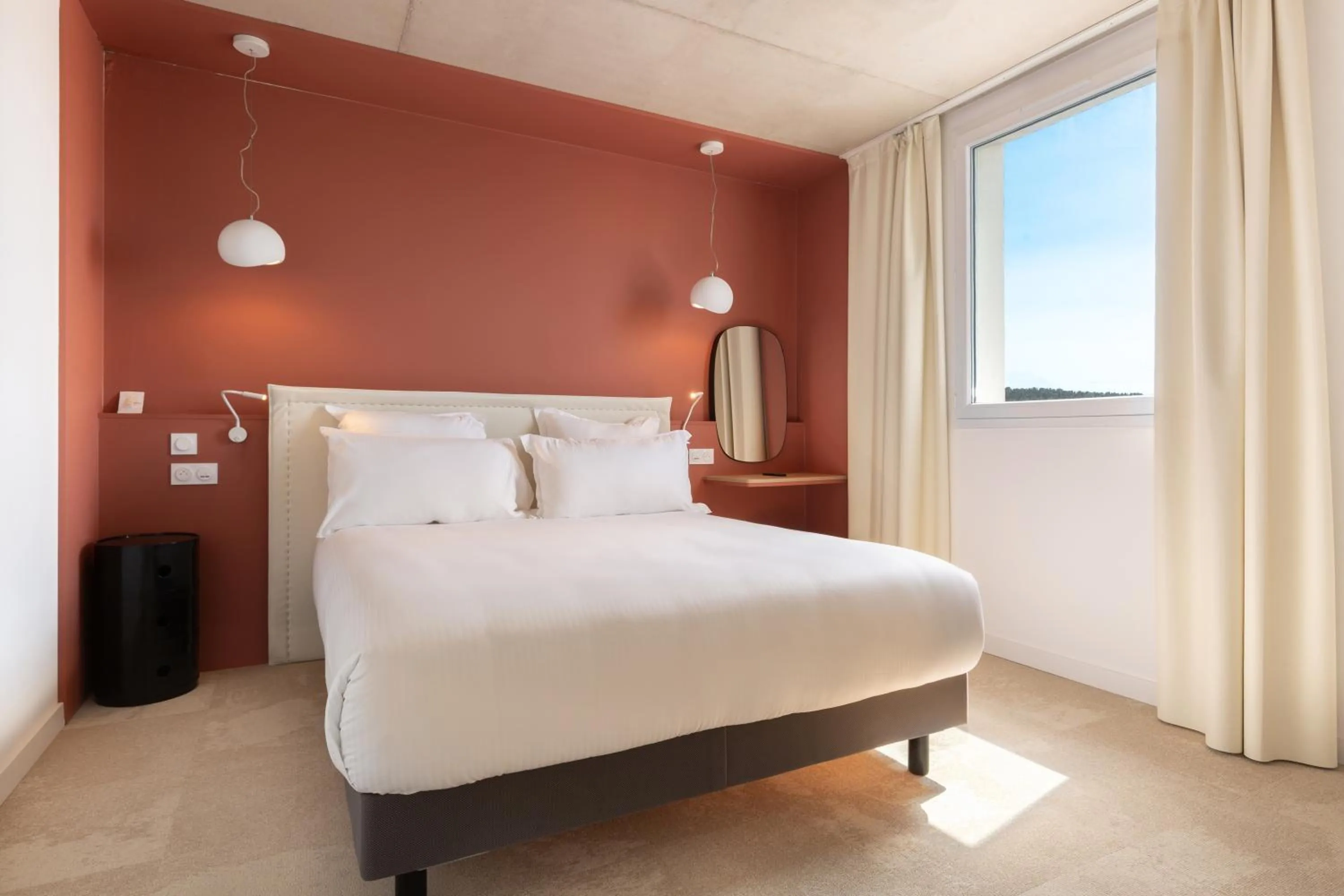 Bedroom, Bed in Golden Tulip Hotel & Rooftop Martigues Provence