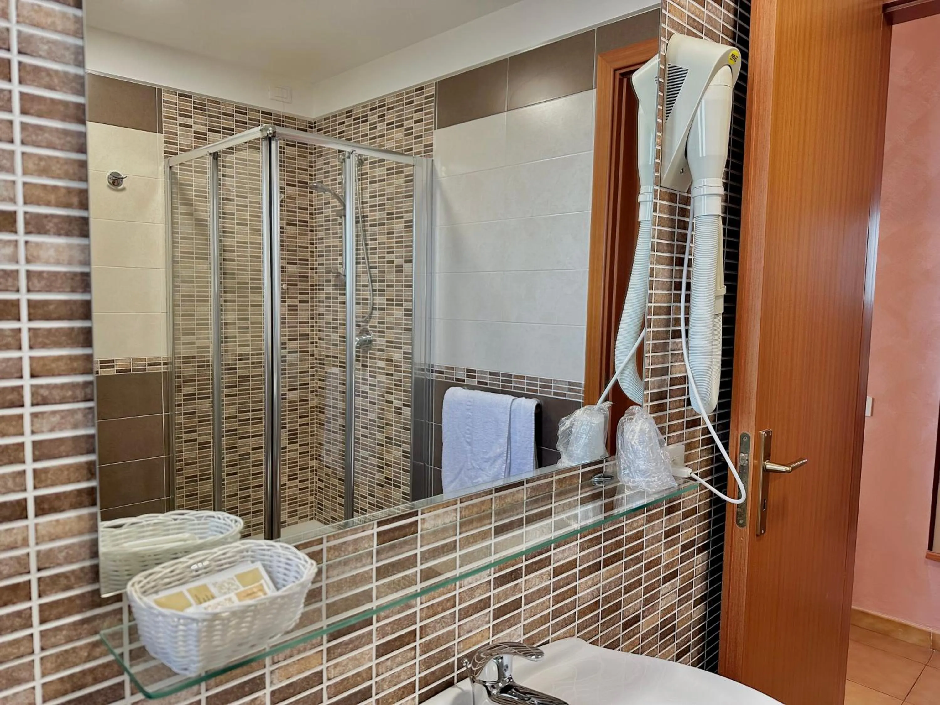 Shower in Hotel Soleado