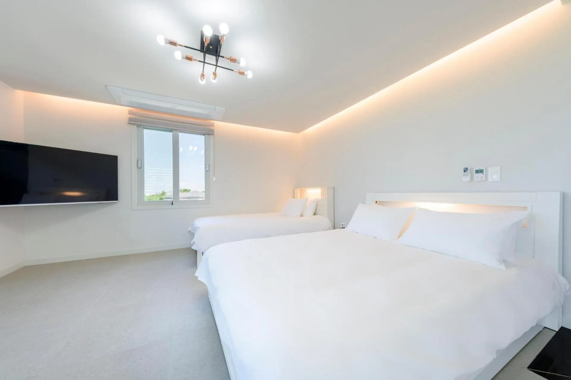 Swimming pool, Bed in Liverpool & Spa