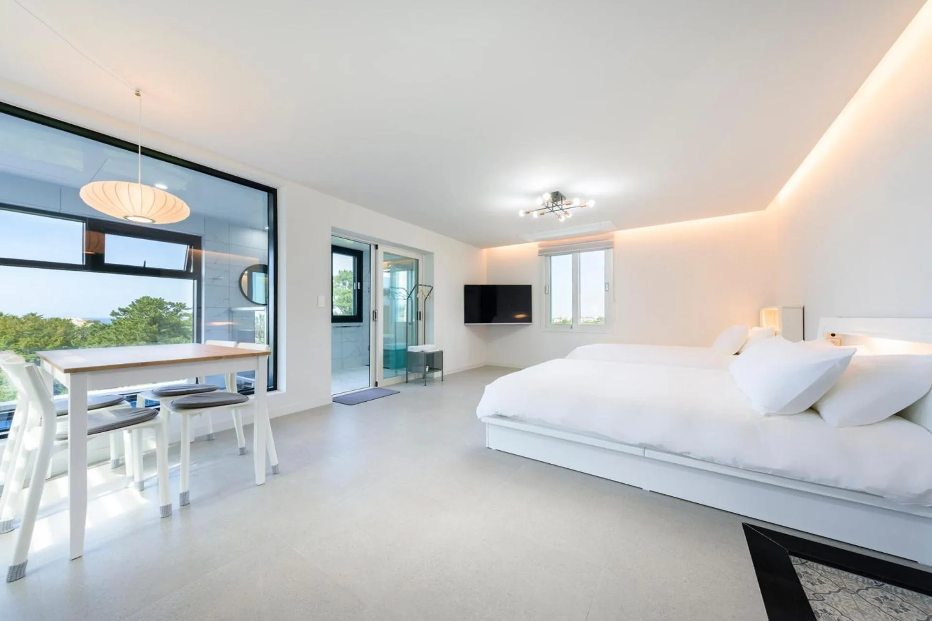 Swimming pool, Bed in Liverpool & Spa