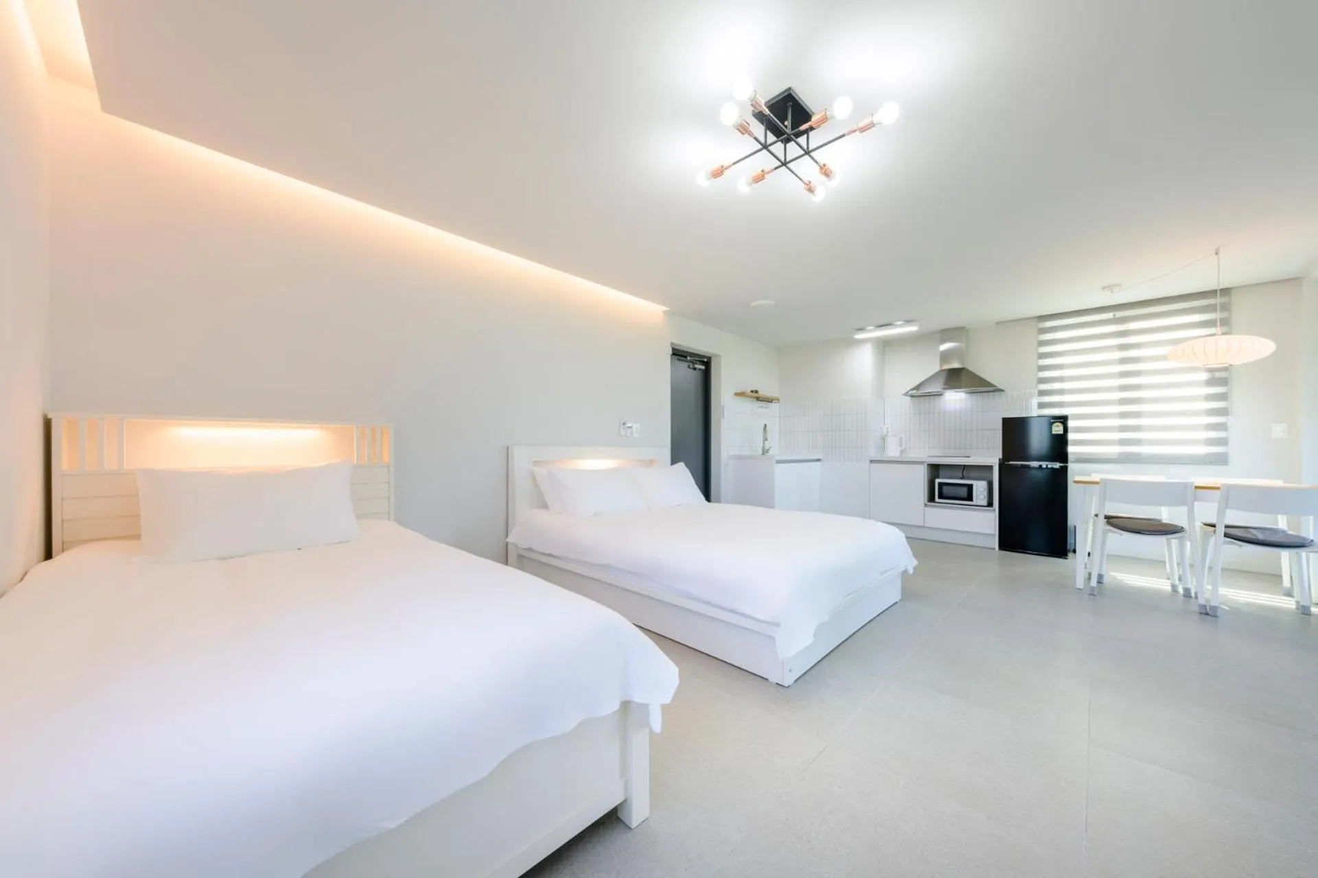 Swimming pool, Bed in Liverpool & Spa