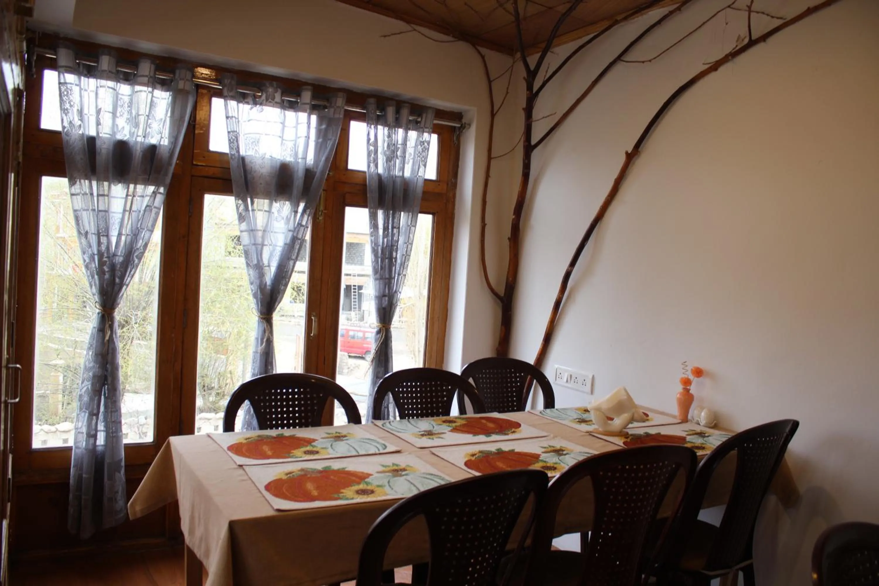 Restaurant/places to eat in Karma Lodge Leh