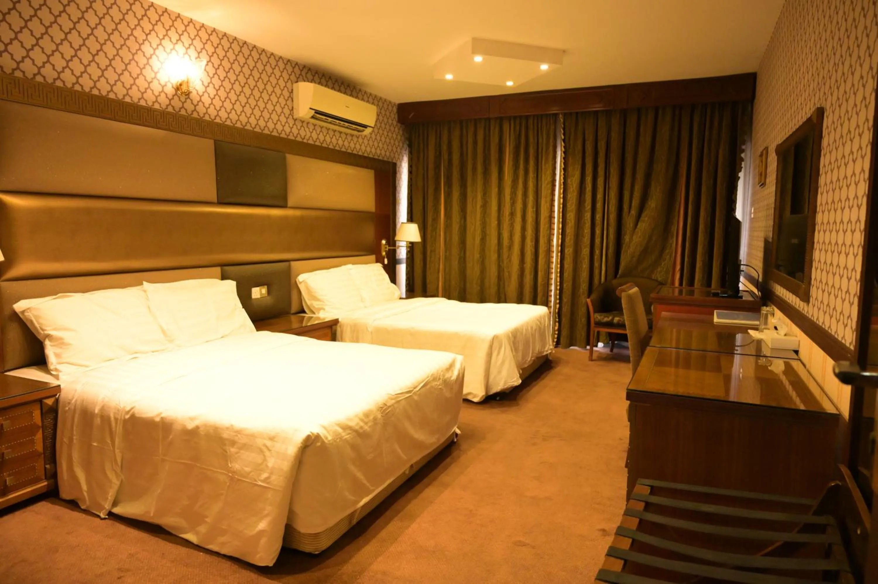 Photo of the whole room, Bed in Dubai Palm Hotel