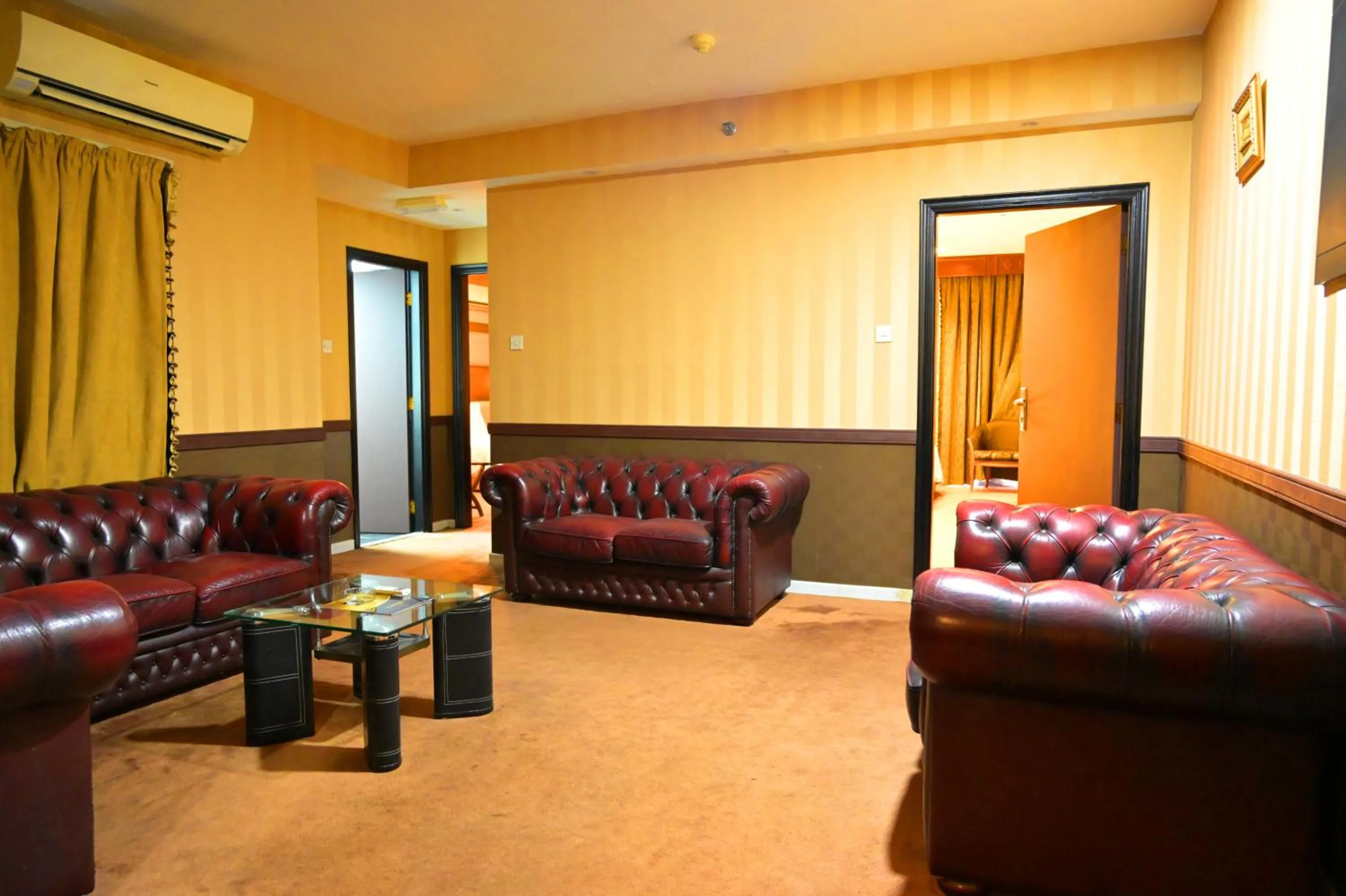 Living room, Seating Area in Dubai Palm Hotel