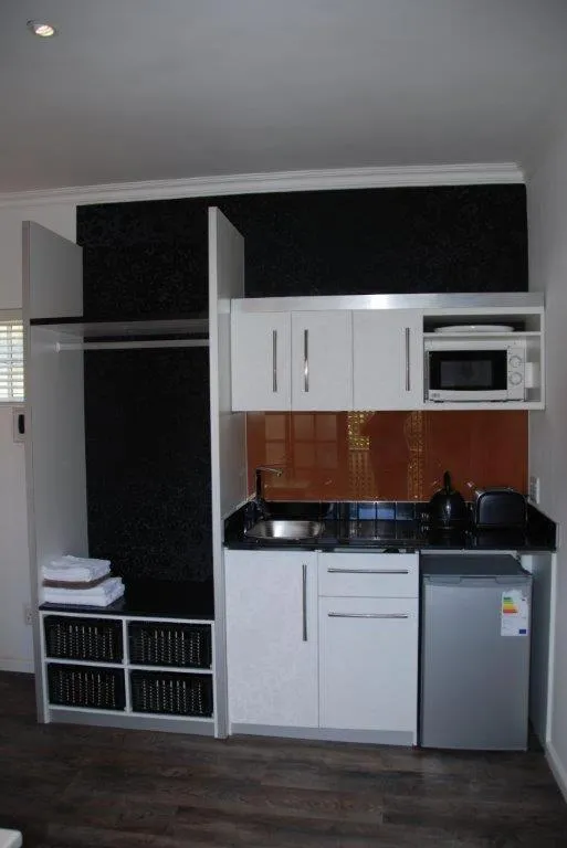 Kitchen or kitchenette in Knysna Inn