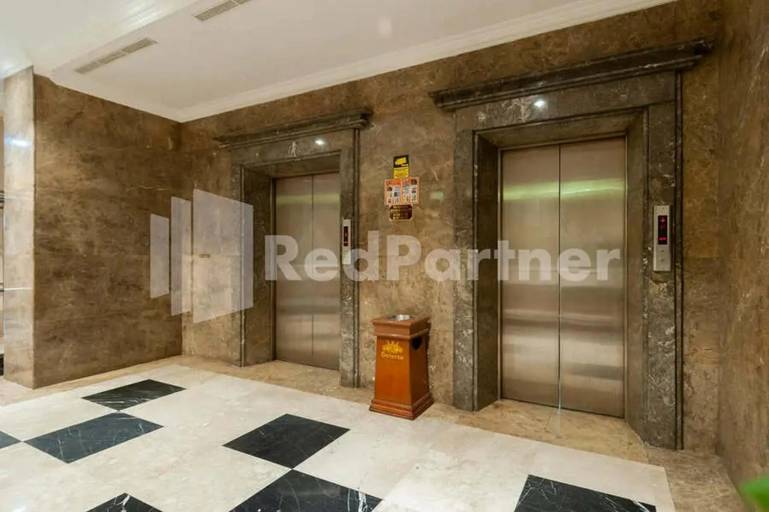 elevator in Selecta Hotel Medan Petisah R Signature Mitra RedDoorz